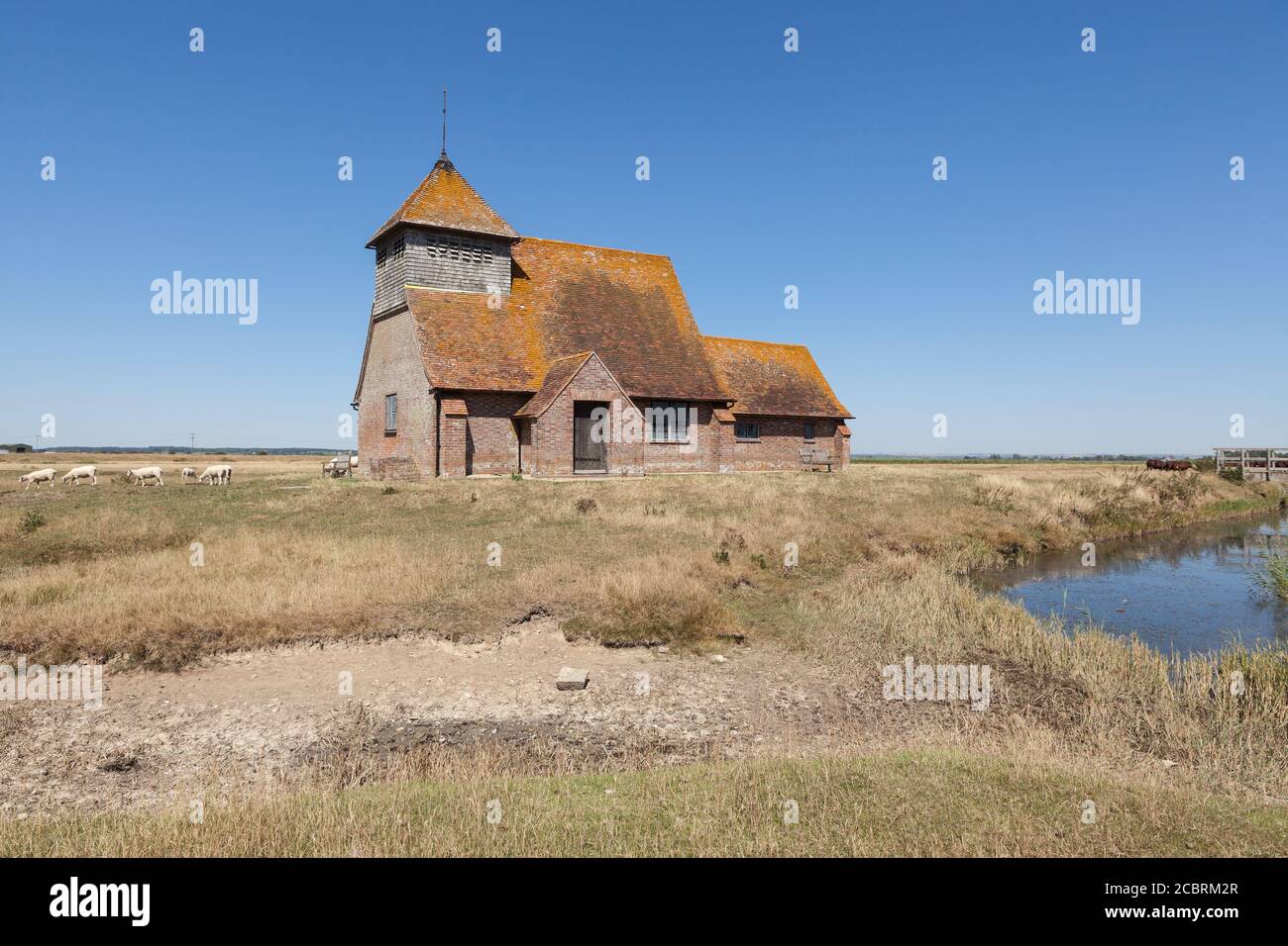 Chiesa di San Tommaso à Becket a Fairfield, Kent, in una giornata di sole. Foto Stock