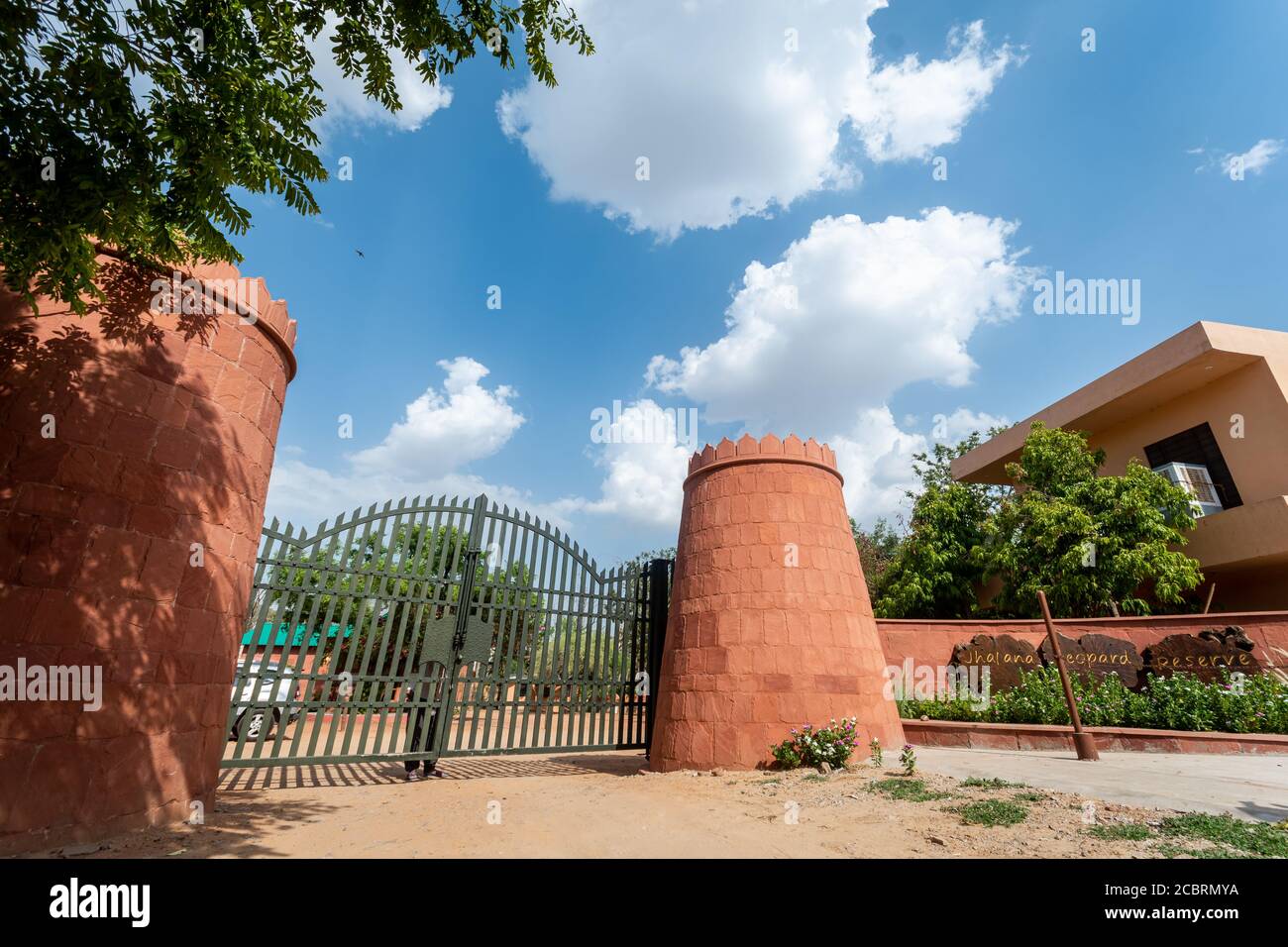 jaipur , rajasthan / india - 9 giugno 2020 : punto di ingresso o cancello d'ingresso principale per il safari e l'ufficio del leopardo jhalana o riserva forestale Foto Stock
