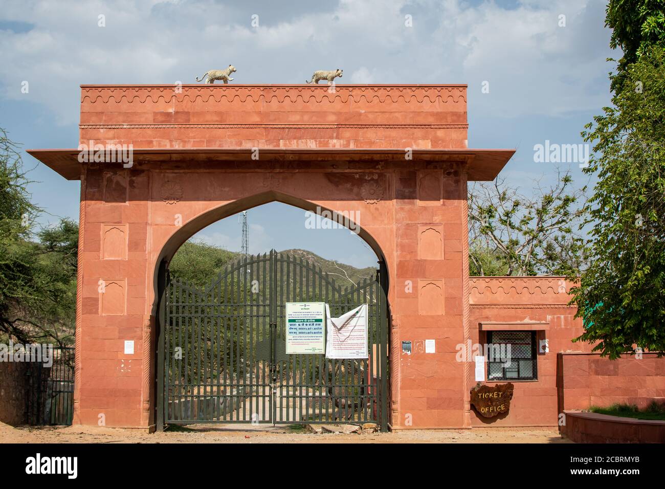 jaipur , rajasthan / india - 9 giugno 2020 : punto di ingresso o cancello d'ingresso principale per safari e biglietteria del leopardo jhalana o riserva forestale Foto Stock