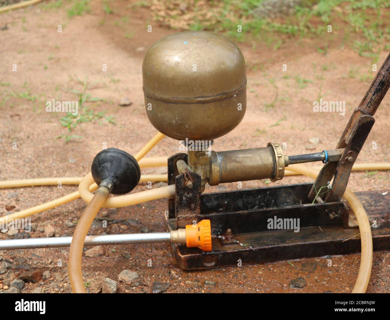 Vecchio set di pompe a spruzzo manuel in rame e ferro per l'agricoltura, vintage, tecnologia tradizionale Foto Stock