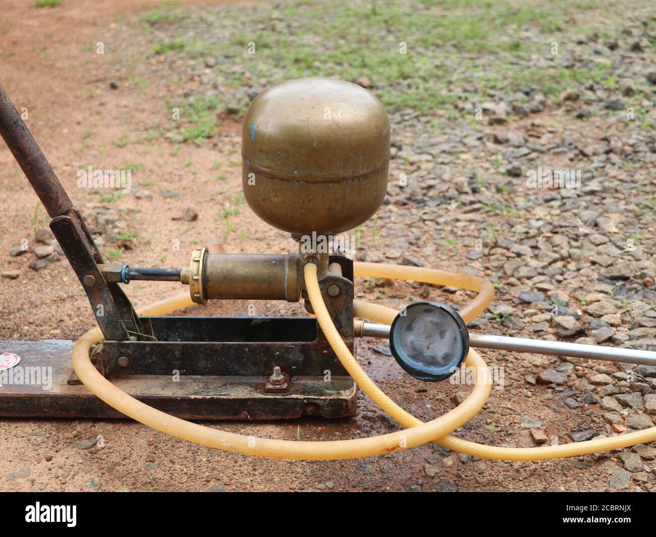 Vecchio set di pompe a spruzzo manuel in rame e ferro per l'agricoltura, vintage, tecnologia tradizionale Foto Stock
