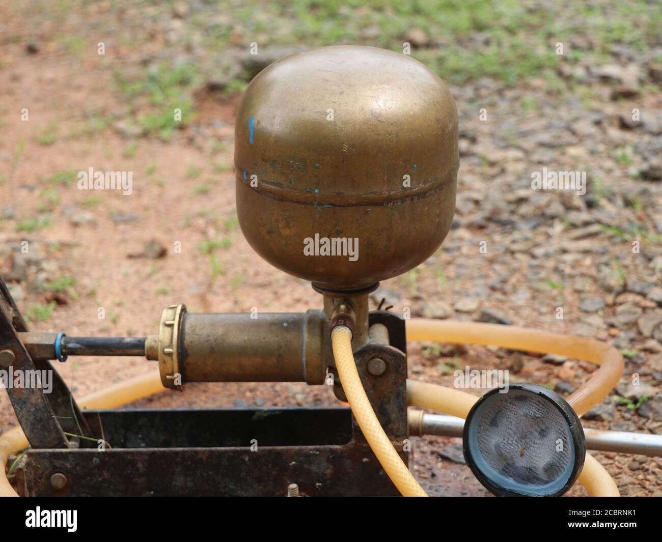 Vecchio set di pompe a spruzzo manuel in rame e ferro per l'agricoltura, vintage, tecnologia tradizionale Foto Stock