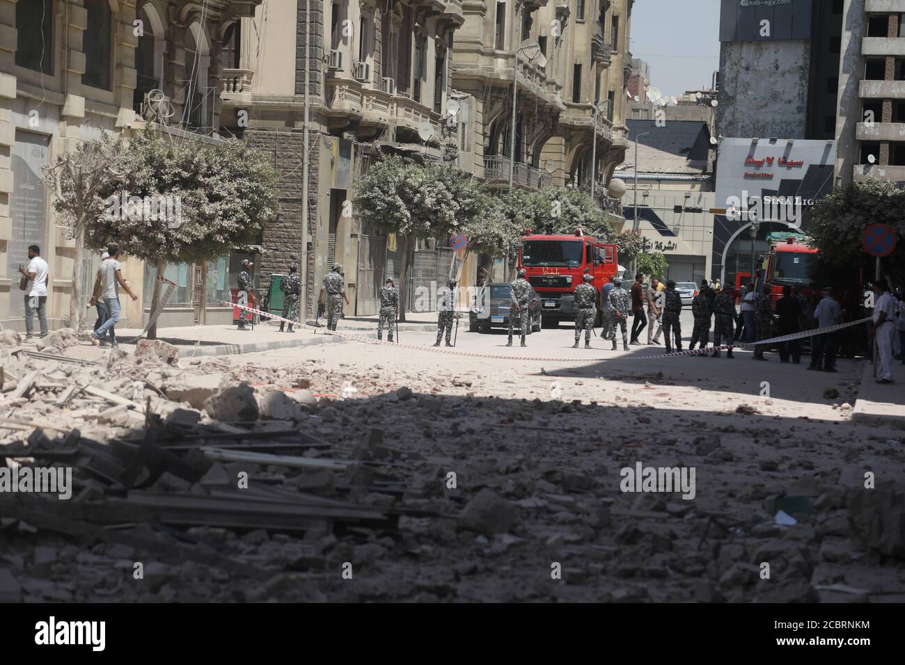 Cairo, Egitto. 15 agosto 2020. Il personale addetto alla sicurezza si trova a guardia nei pressi del sito dove un edificio è parzialmente crollato nel centro di Cairo, Egitto, il 15 agosto 2020. Quattro persone sono state ferite quando un vecchio edificio nella via Qasr al-Nilo del Cairo è parzialmente crollato il sabato, secondo i rapporti. Credit: Ahmed Gomaa/Xinhua/Alamy Live News Foto Stock