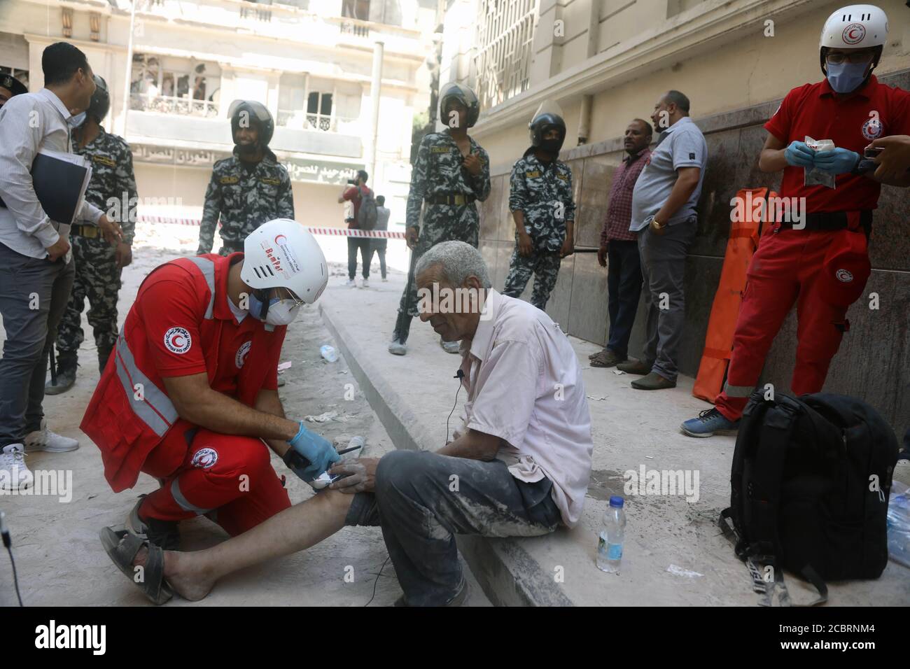 Cairo, Egitto. 15 agosto 2020. I soccorritori lavorano vicino al sito dove un edificio è parzialmente crollato nel centro di Cairo, Egitto, il 15 agosto 2020. Quattro persone sono state ferite quando un vecchio edificio nella via Qasr al-Nilo del Cairo è parzialmente crollato il sabato, secondo i rapporti. Credit: Ahmed Gomaa/Xinhua/Alamy Live News Foto Stock