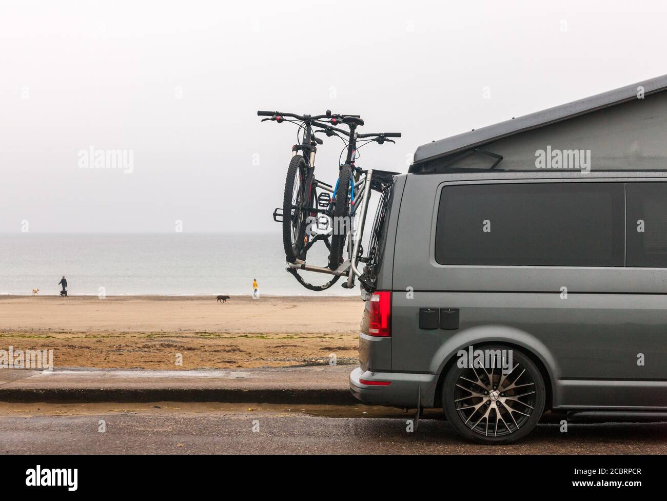 Garriluca, Cork, Irlanda. 15 agosto 2020. Un camper con due biciclette parcheggiate sul fronte spiaggia a Garrylucas, Co. Cork, Irlanda. - credito; David Creedon / Alamy Live News Foto Stock