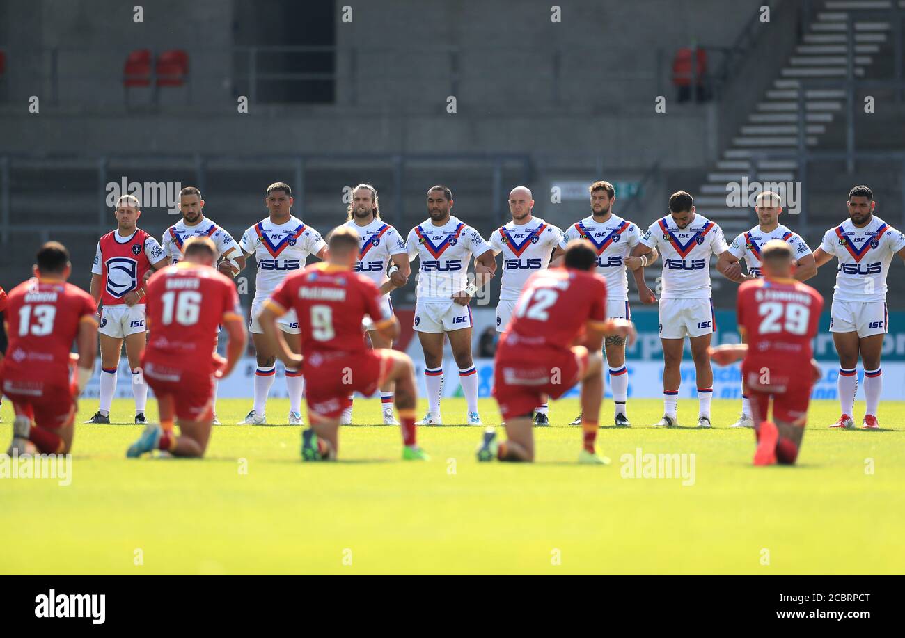 Le armi di collegamento di Wakefield Trinity e i draghi di Catalans prendono un ginocchio per la materia di vita nera prima del calcio di inizio durante la partita di Betfred Super League al Totally Wicked Stadium, St Helens. Foto Stock