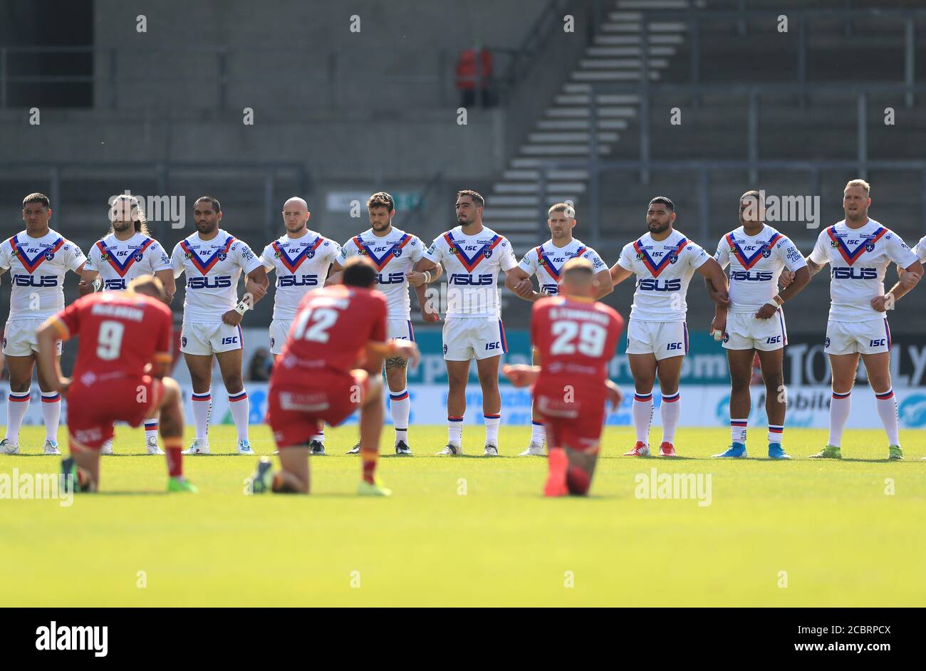 Le armi di collegamento di Wakefield Trinity e i draghi di Catalans prendono un ginocchio per la materia di vita nera prima del calcio di inizio durante la partita di Betfred Super League al Totally Wicked Stadium, St Helens. Foto Stock