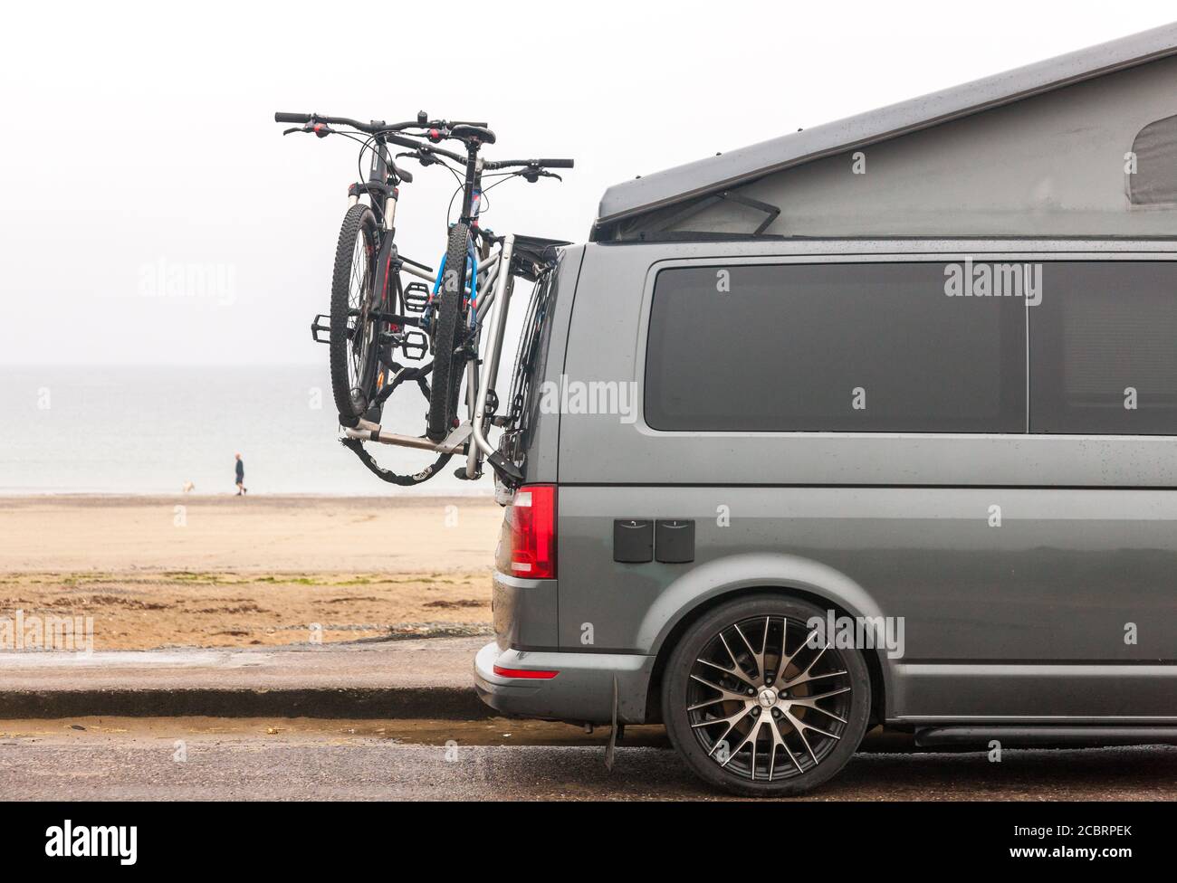 Garriluca, Cork, Irlanda. 15 agosto 2020. Un camper con due biciclette parcheggiate sul fronte spiaggia a Garrylucas, Co. Cork, Irlanda. - credito; David Creedon / Alamy Live News Foto Stock