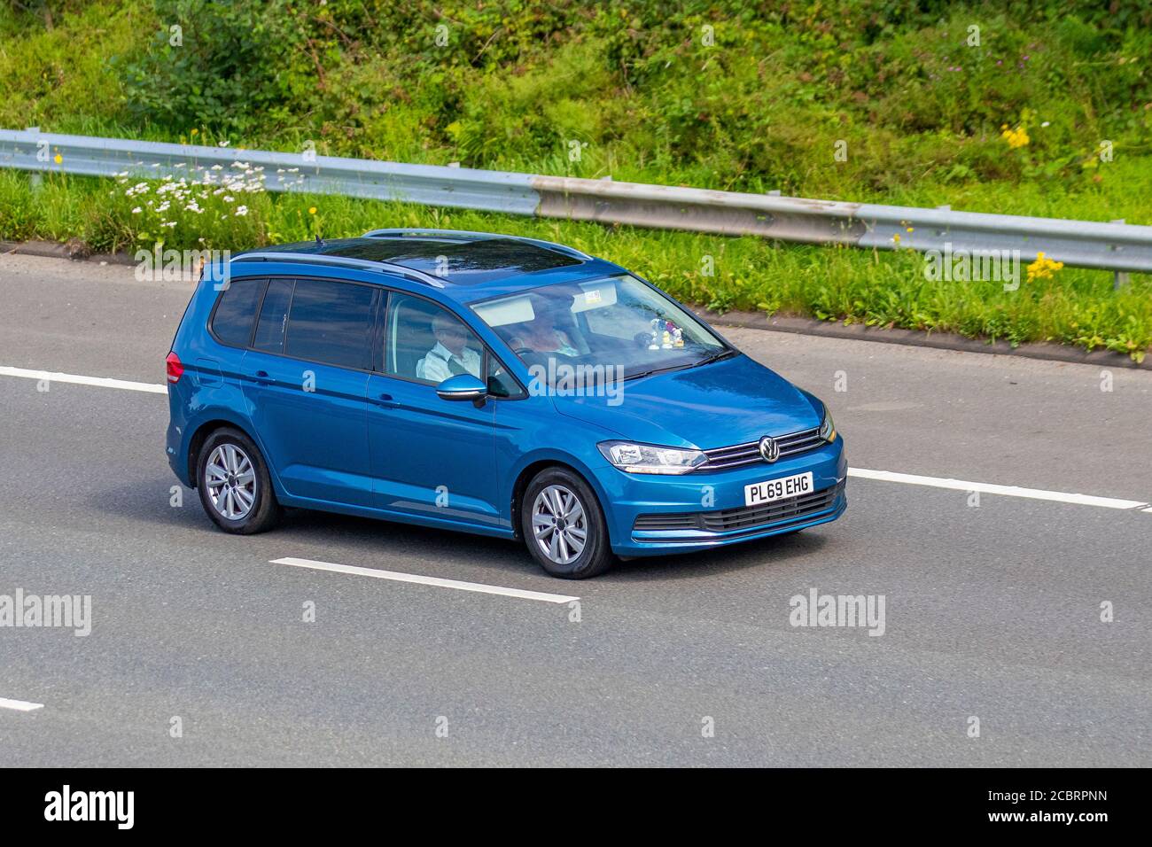 2020 blu VW Volkswagen Touran se Famiglia TDI S-A; veicoli veicolari in movimento, automobili che guidano veicoli su strade del Regno Unito, motori, motori sulla rete autostradale M6. Foto Stock