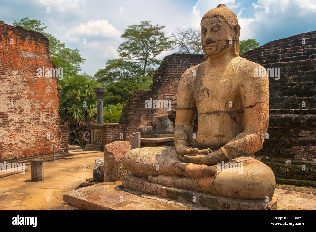 Una statua di Buddha meditante presso il sito storico di Polonnaruwa in Sri Lanka. Foto Stock