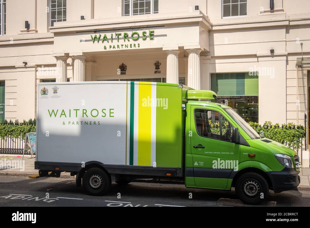 Waitrose supermercato e camion di consegna, un supermercato britannico di alta classe con ordine e consegna online Foto Stock