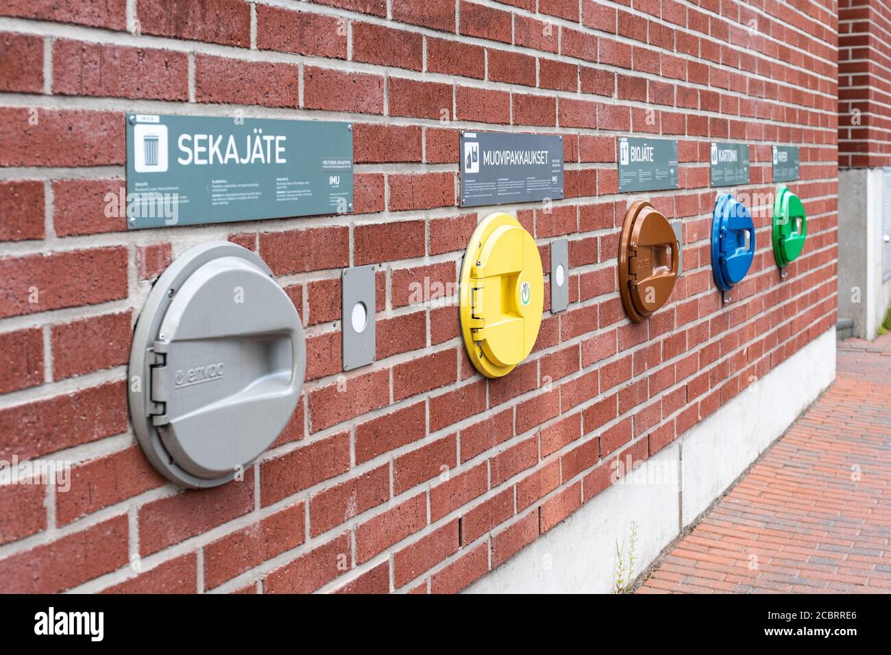 Stazione di raccolta dei rifiuti su muratura residenziale di recente costruzione nel quartiere Kalasatama di Helsinki, Finlandia Foto Stock