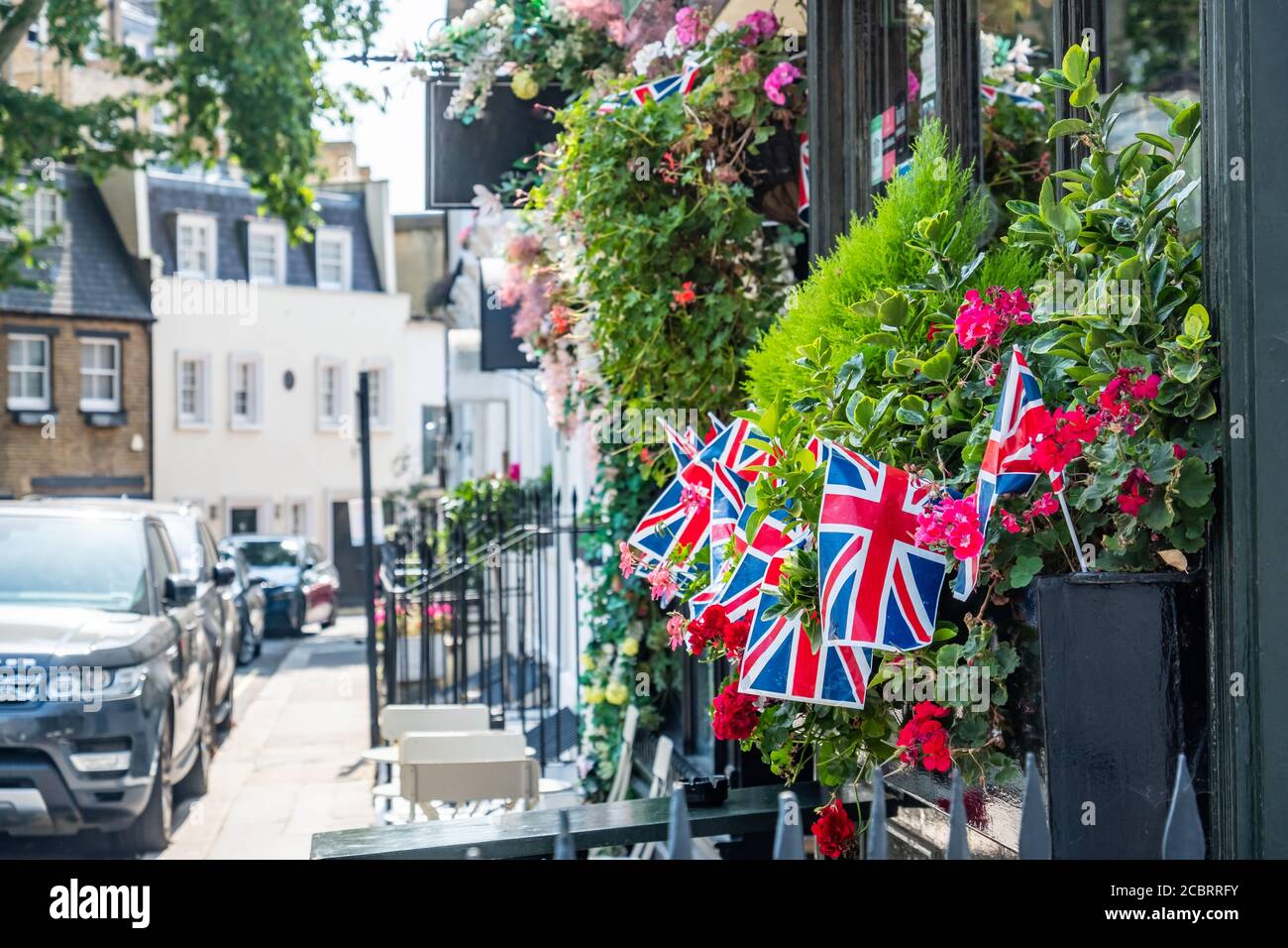 Bandiere sindacali britanniche che decorano le strade di Belgravia a Londra Foto Stock