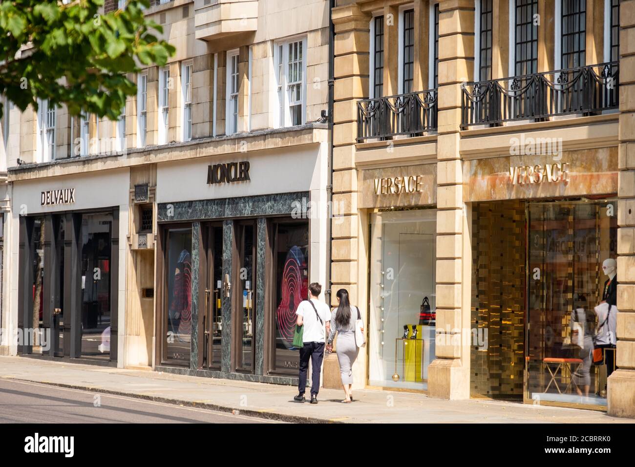 Londra - Agosto 2020: Sloane Street a Knightsbridge, una strada di lusso famosa per i suoi negozi di lusso e marchi di moda Foto Stock