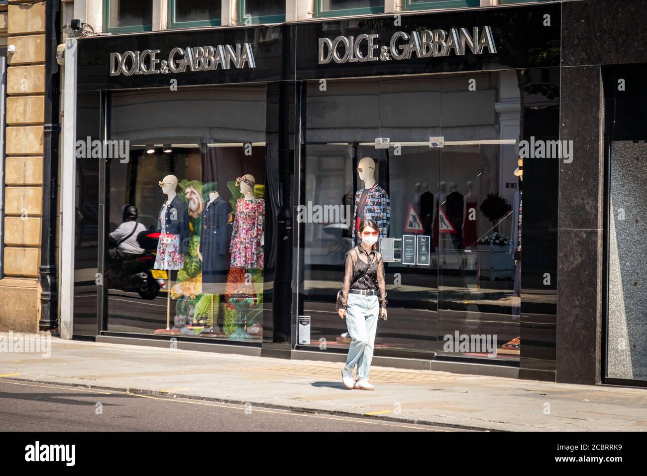 Londra - agosto 2020: Dolce & Gabbana in Sloane Street a Knightsbridge, una strada di lusso famosa per i suoi negozi di lusso e i marchi di moda Foto Stock