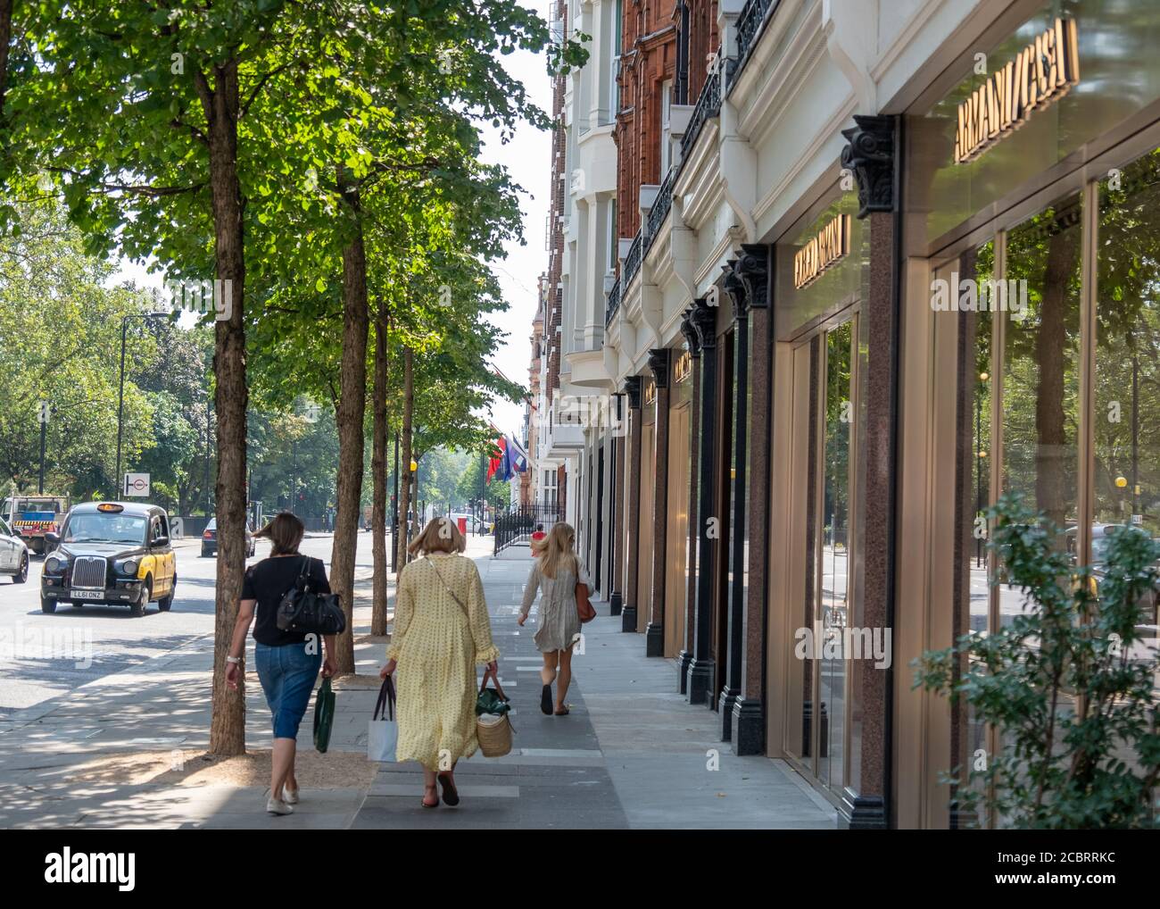 Londra - Agosto 2020: Sloane Street a Knightsbridge, una strada di lusso famosa per i suoi negozi di lusso e marchi di moda Foto Stock