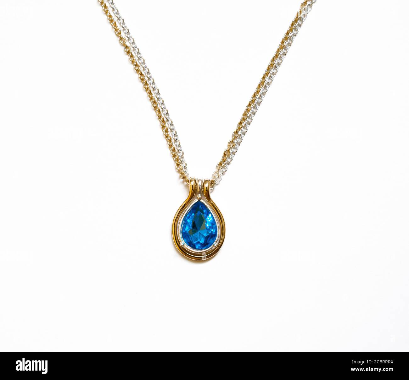 Collana in oro argento con pietra blu Foto Stock