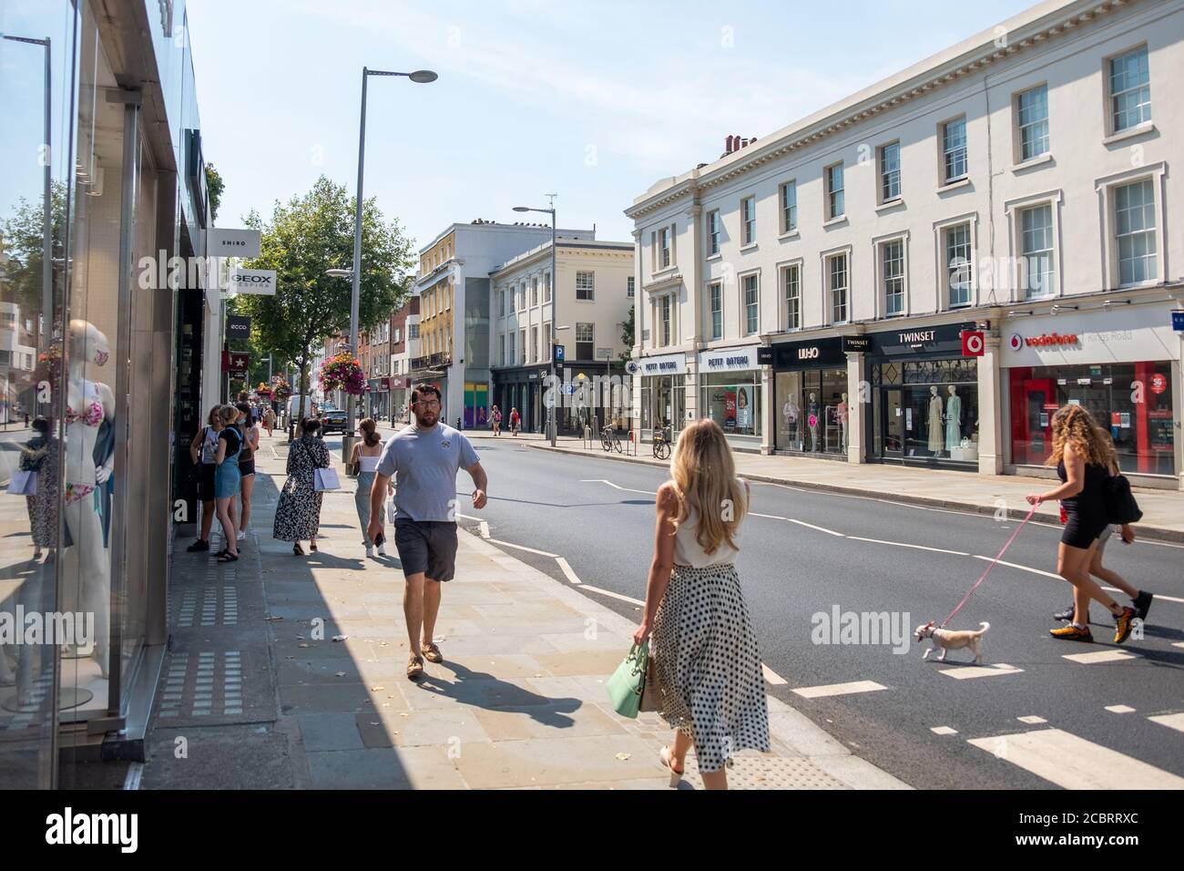 Londra - Agosto 2020: Shopping su Kings Road, un'area esclusiva di negozi di moda e ristoranti nell'area di Chelsea nel sud-ovest di Londra Foto Stock
