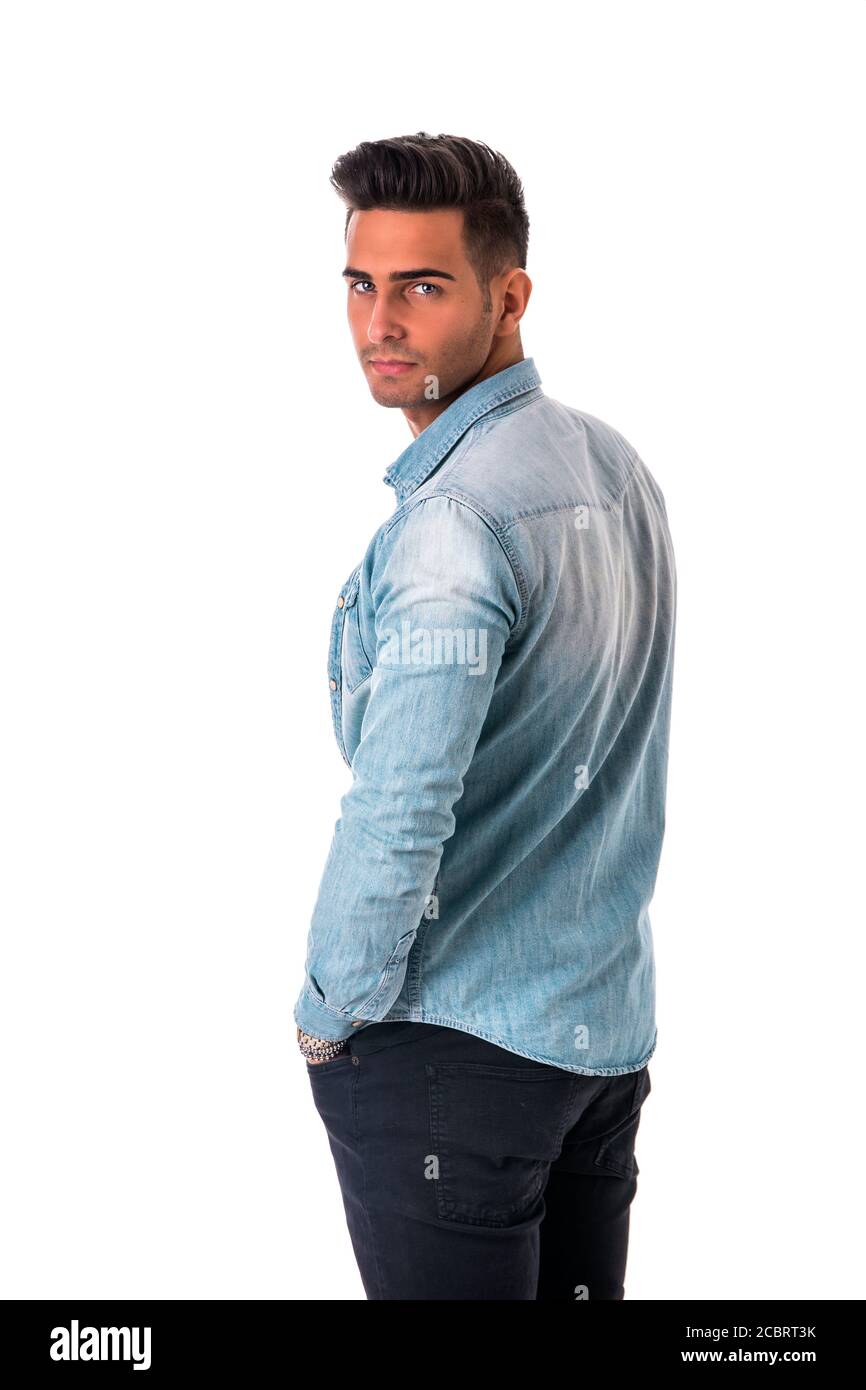 Giovane bell'uomo in piedi in studio girato Foto Stock
