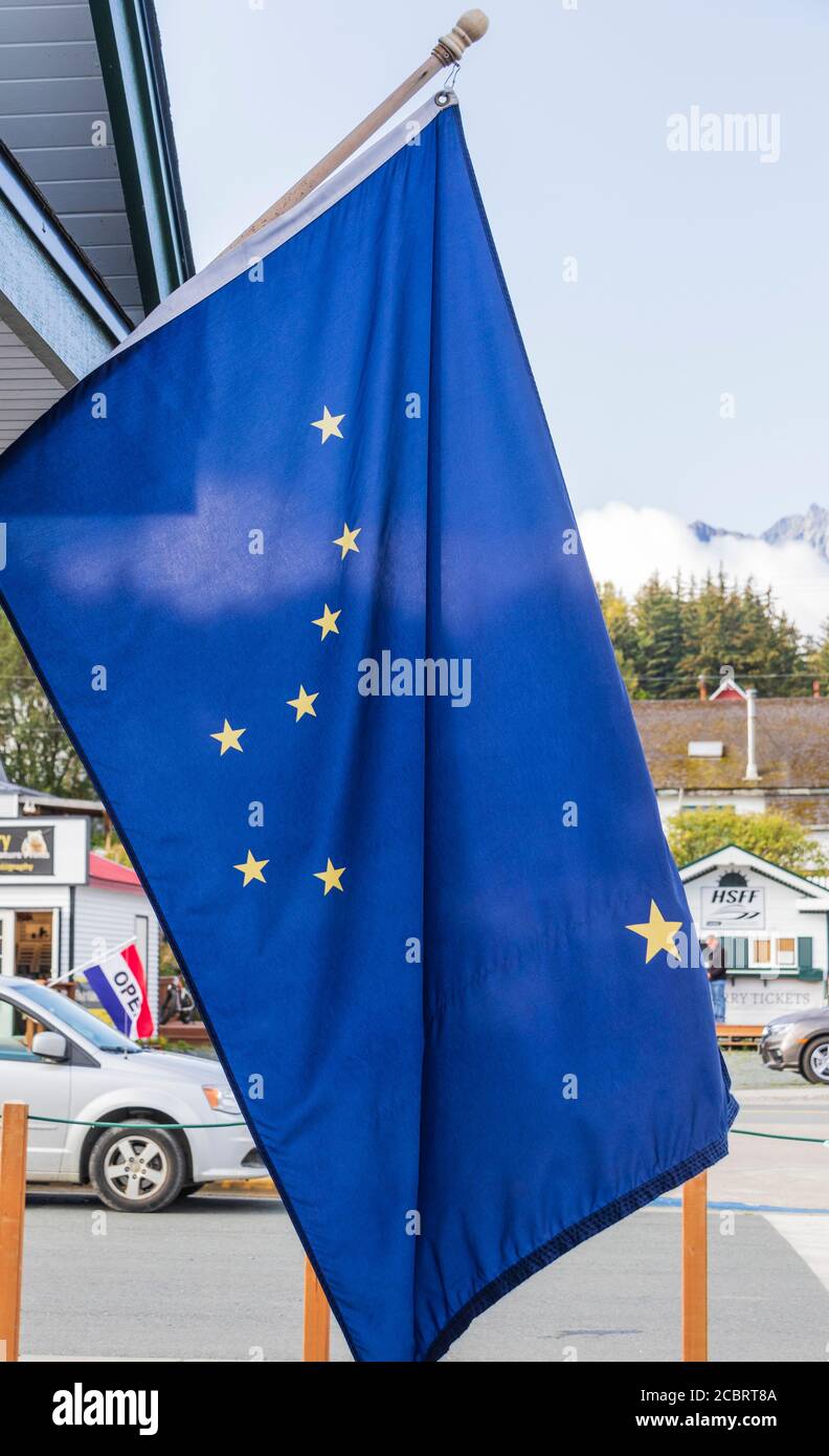 Bandiera dell'Alaska alla fermata della crociera dell'Alaska di Hollland America a Haines, Alaska. Foto Stock