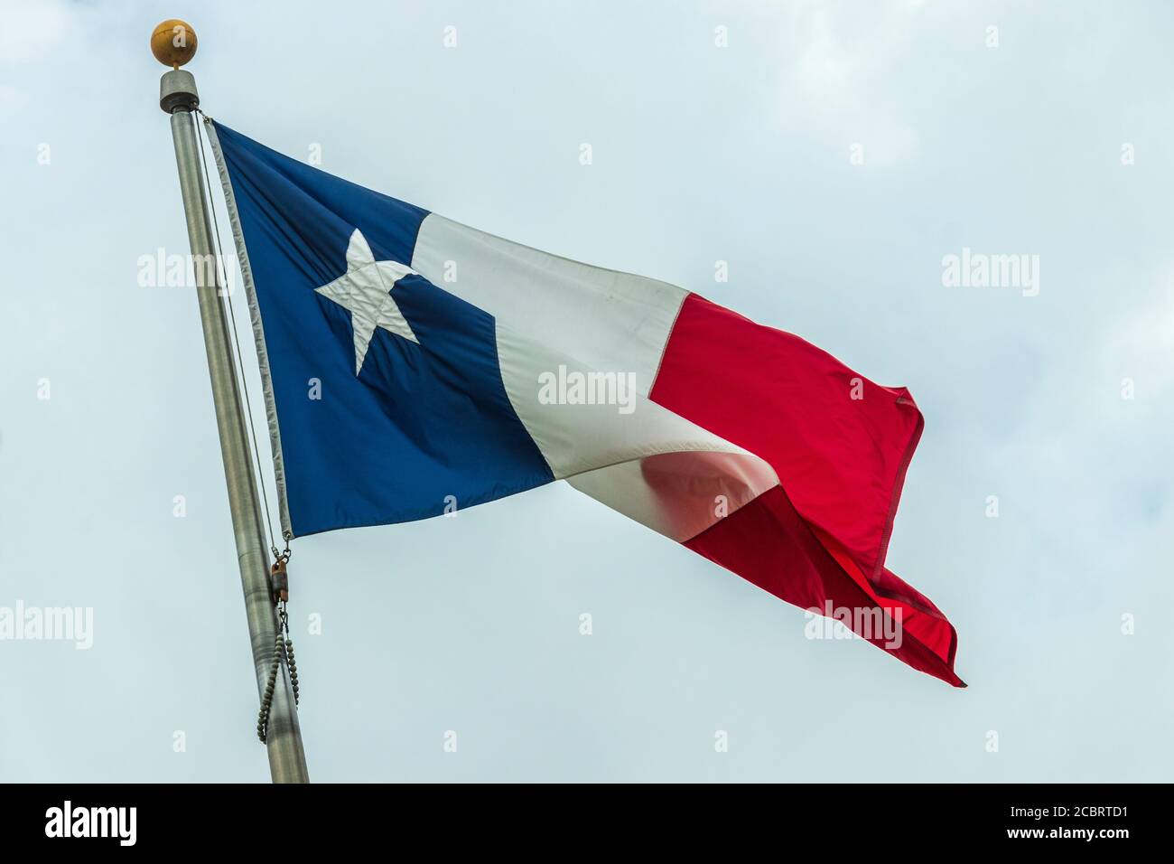 Bandiera rossa, bianca e blu di Dodson, bandiera della rivoluzione del Texas, al Lone Star Monument e al parco storico della bandiera a Conroe, Montgomery County, Texas. Foto Stock