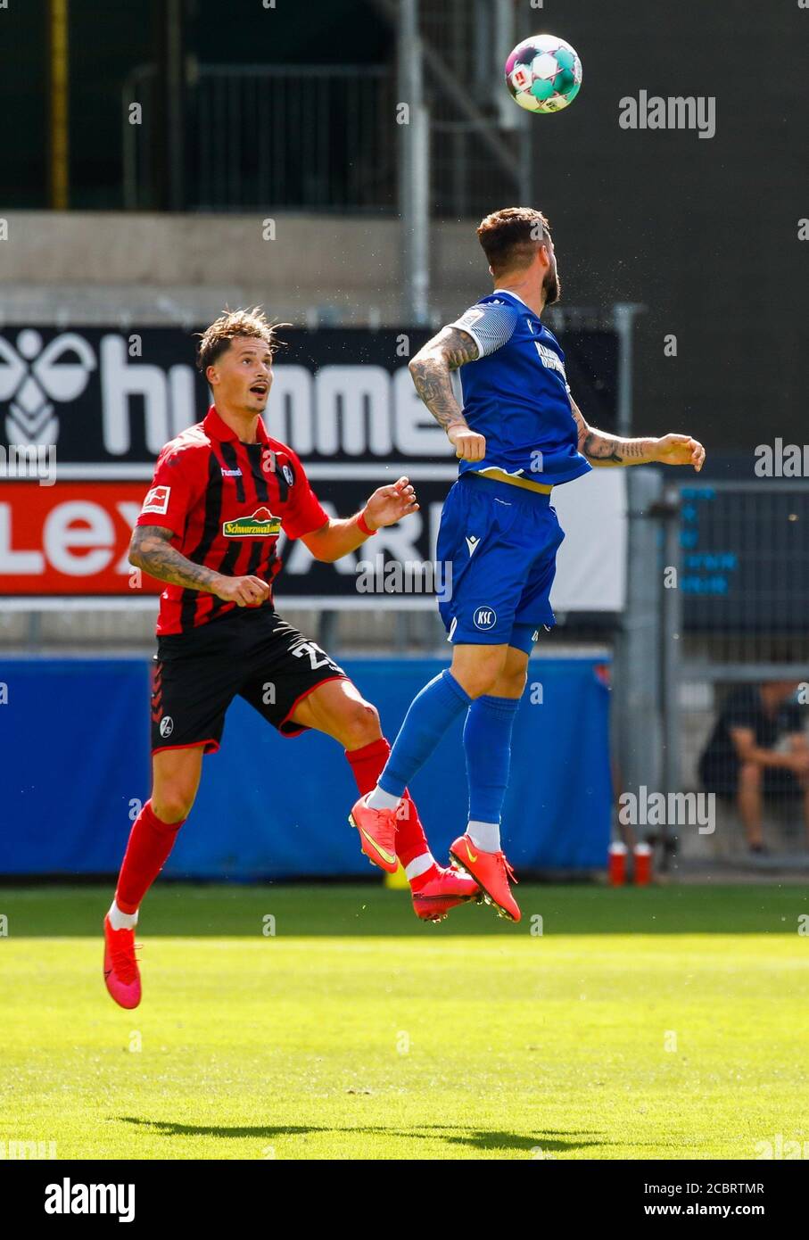 Friburgo, Germania. 15 agosto 2020. Calcio: Partite di prova, SC Freiburg - Karlsruher SC. Robin Koch (l) di SC Freiburg e Marco Djuricin di Karlsruher SC combattono per la palla. Credit: Philippe von Ditfurth/dpa/Alamy Live News Foto Stock