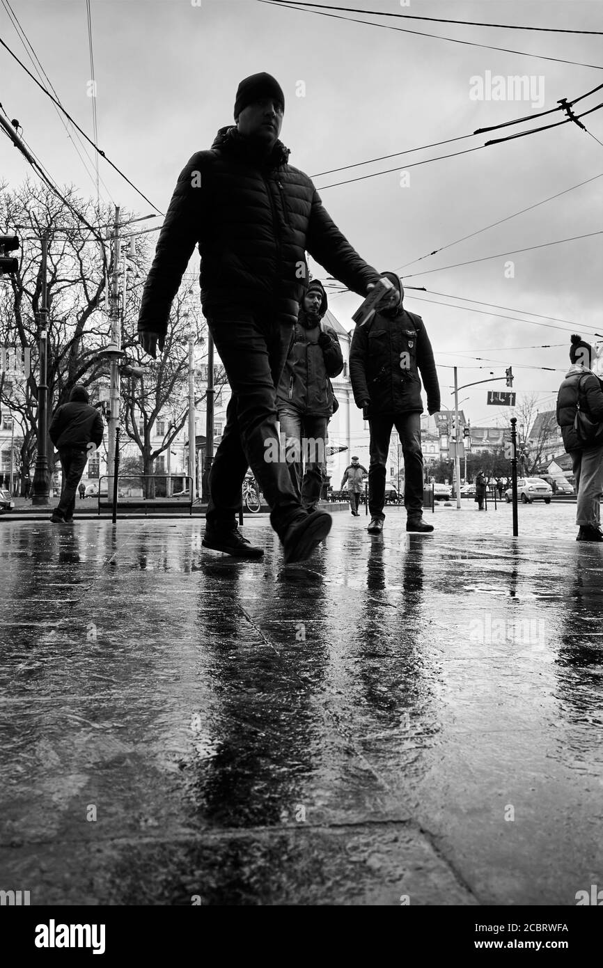 A piedi. Movimento dei cittadini. Lviv/Ucraina - 30 gennaio 2020: Gli uomini camminano lungo il Prospetto Svobody. Foto Stock