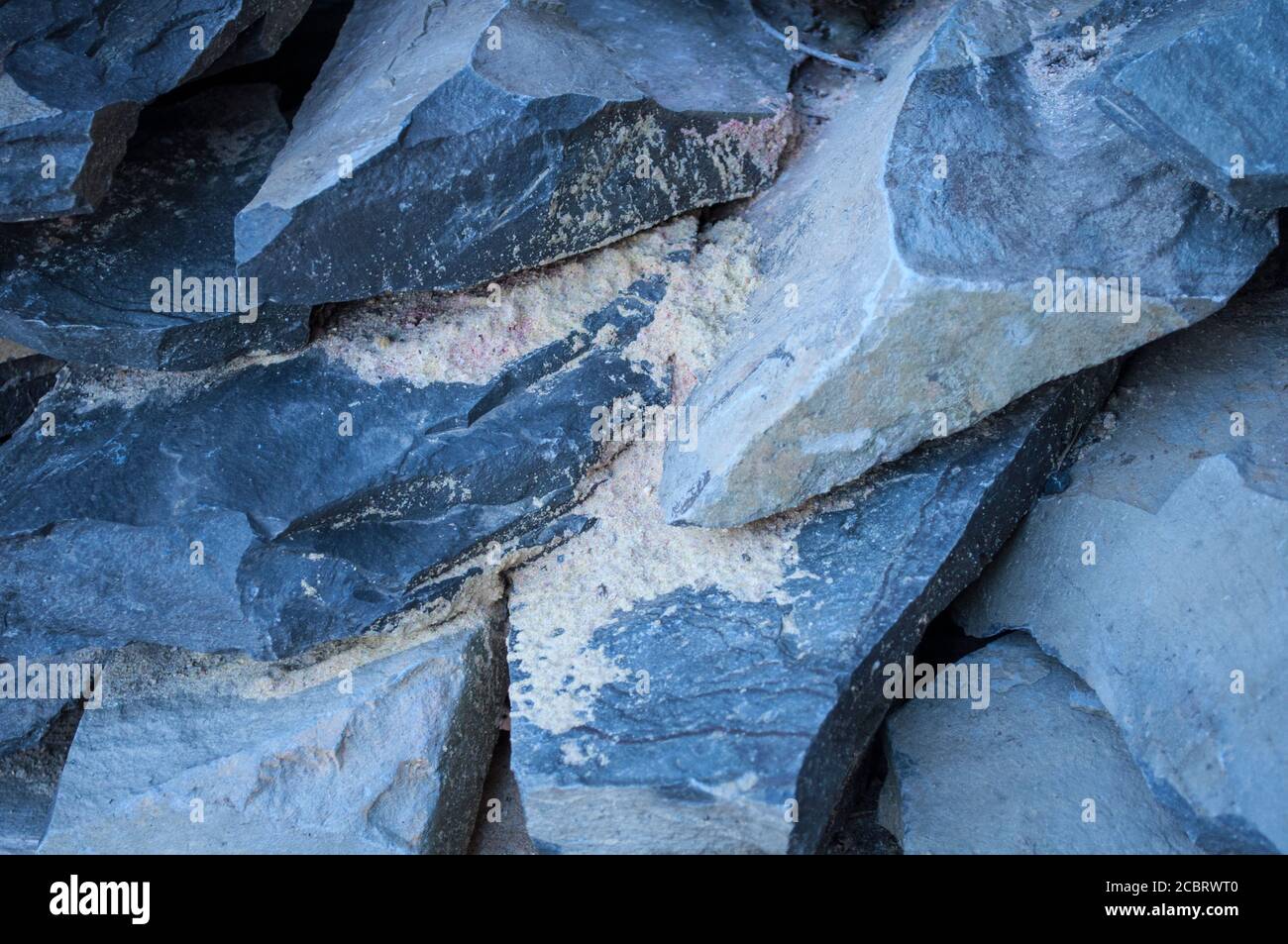 Pila di pietre grandi, preparazione per costruzione. Grande blocco grigio, sfondo in pietra Foto Stock