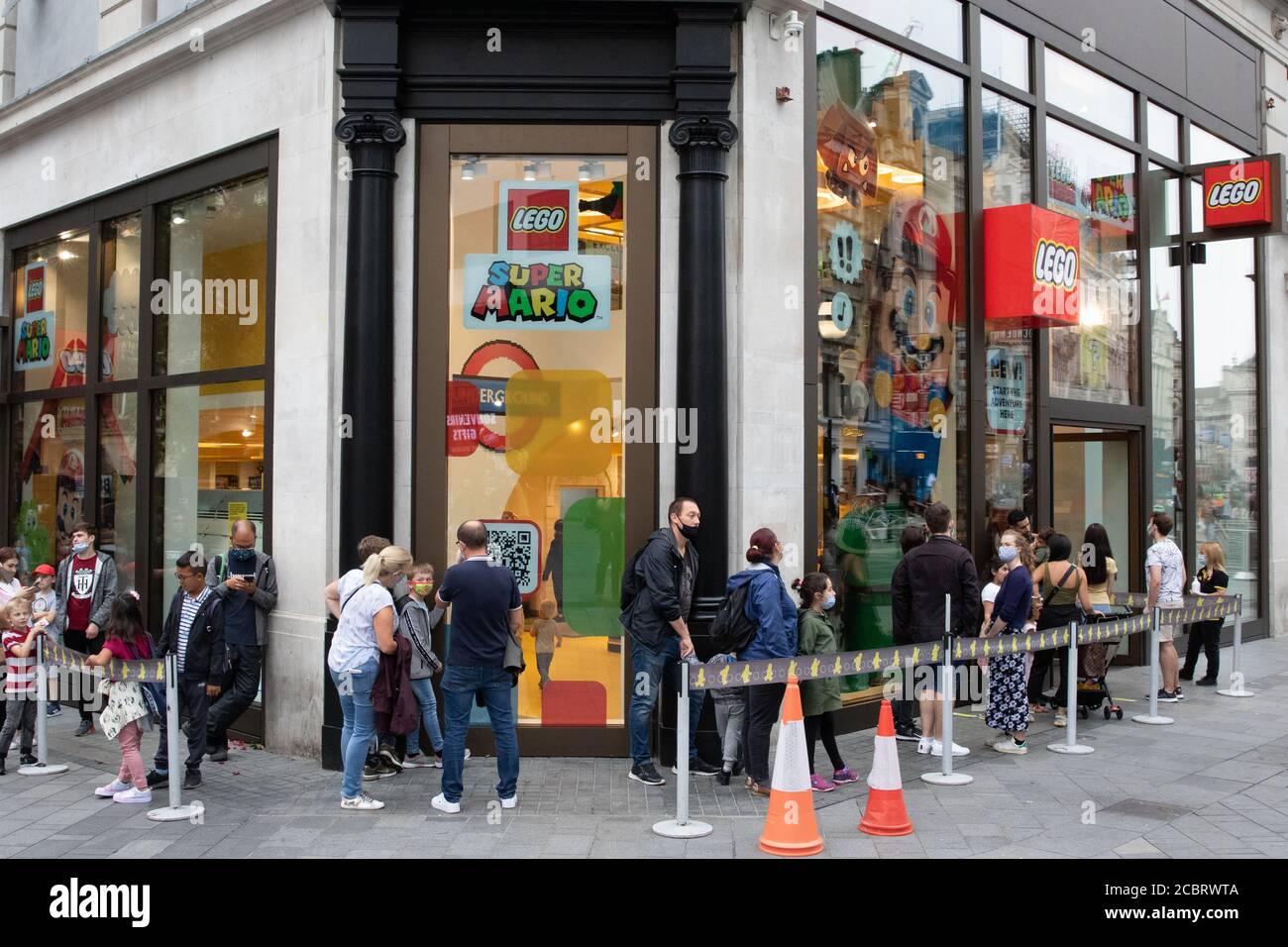 Londra, Regno Unito. 15 agosto 2020. Le persone si accodano fuori dal Lego Store di Leicester Square mentre il clima più fresco scende a Londra dopo più giorni di un'ondata di caldo estivo. Credit: Liam Asman/Alamy Live News Foto Stock