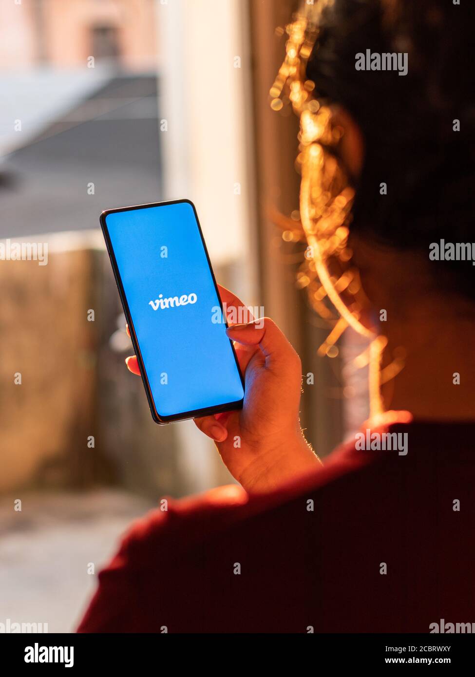 Assam, india - Agosto 15, 2020 : Vimeo un logo di piattaforma di condivisione video sullo schermo del telefono. Foto Stock