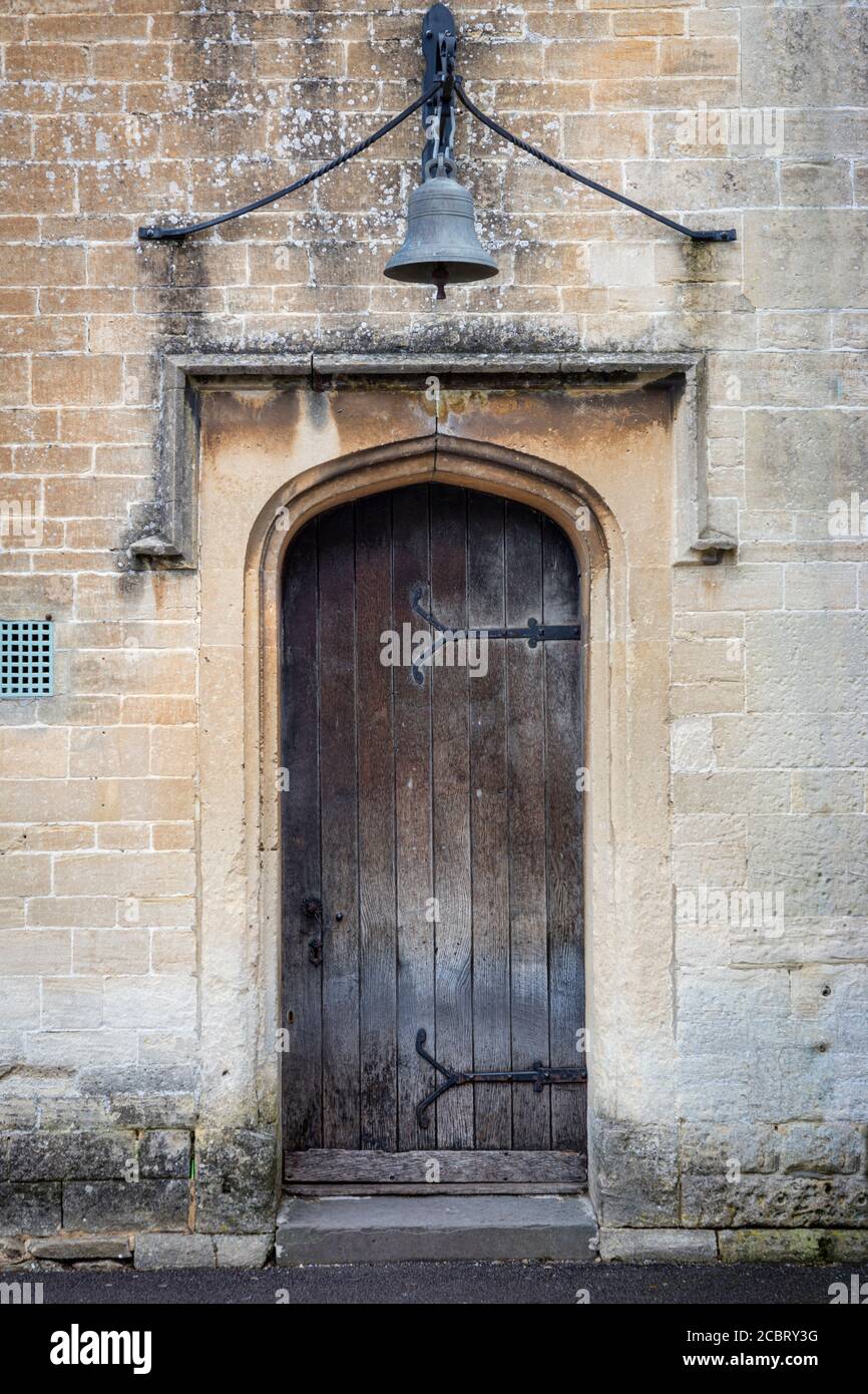 Vecchia porta di legno a casa nel villaggio medievale di Lacock, Wiltshire, Inghilterra, Regno Unito Foto Stock