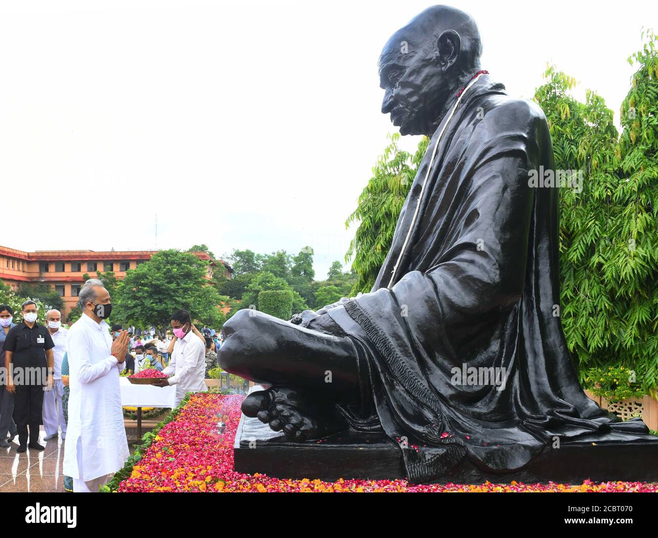 Il Ministro capo del Rajasthan Ashok Gehlot rende omaggio a Mahatma Gandhi in occasione della 74a Giornata dell'Indipendenza, presso la Segreteria di Jaipur. Credit: Sumit Saraswat/Alamy Live News Foto Stock