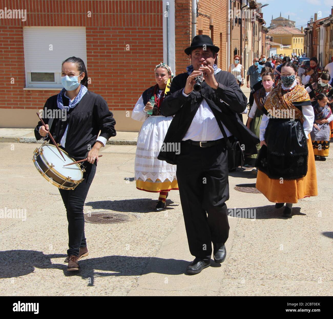 Band a due pezzi con un gruppo di ballerini che indossano tutti Costumi tradizionali spagnoli che si esibiscono in un pomeriggio soleggiato Lantadilla Palencia Spagna Foto Stock