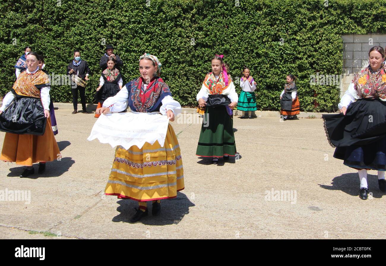 Band a due pezzi con un gruppo di ballerini che indossano tutti Costumi tradizionali spagnoli che si esibiscono in un pomeriggio soleggiato Lantadilla Palencia Spagna Foto Stock