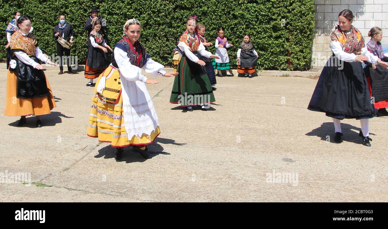 Band a due pezzi con un gruppo di ballerini che indossano tutti Costumi tradizionali spagnoli che si esibiscono in un pomeriggio soleggiato Lantadilla Palencia Spagna Foto Stock
