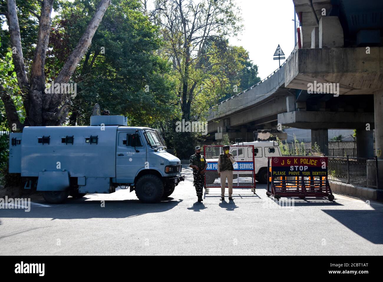 Kashmir, India. 15 agosto 2020. Le forze governative si trovano in guardia fuori dallo stadio Sher-i-Kashmir tra le restrizioni del giorno dell'Indipendenza. L'amministrazione di sabato ha festeggiato il 71° giorno dell'Indipendenza dell'India attraverso la valle del Kashmir, in mezzo ad accordi di sicurezza intensivi. Nel frattempo, nella città di Srinagar sono state introdotte severe restrizioni alla circolazione delle persone per evitare la situazione dell'ordine pubblico e della legge. Anche i servizi di internet mobile sono stati sospesi per diverse ore nella valle. Credit: SOPA Images Limited/Alamy Live News Foto Stock