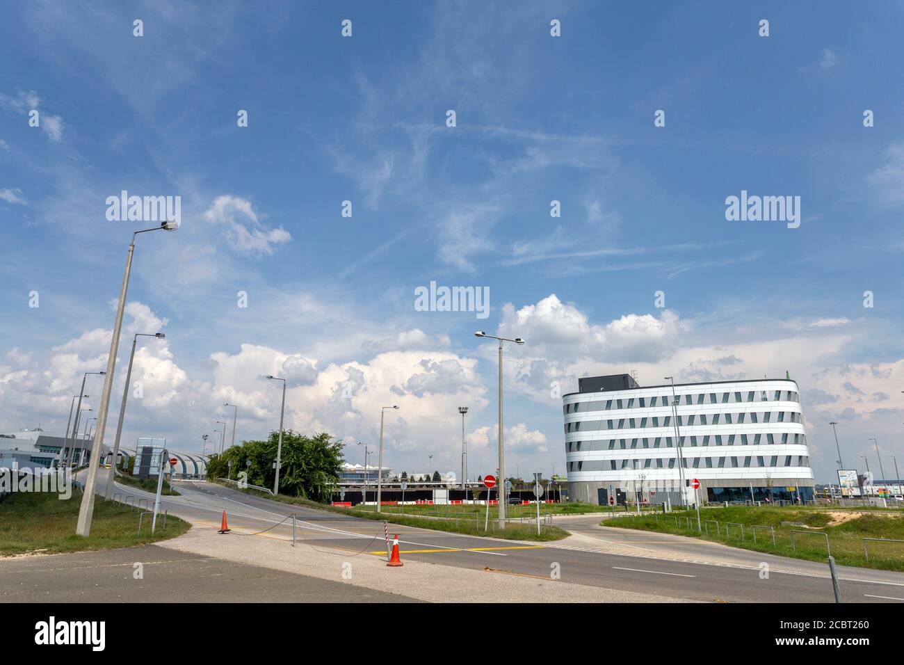 Budapest, Ungheria - 08 15 2020: Hotel ibis all'aeroporto internazionale Ferenc Liszt di Budapest, Ungheria, in una giornata estiva. Foto Stock