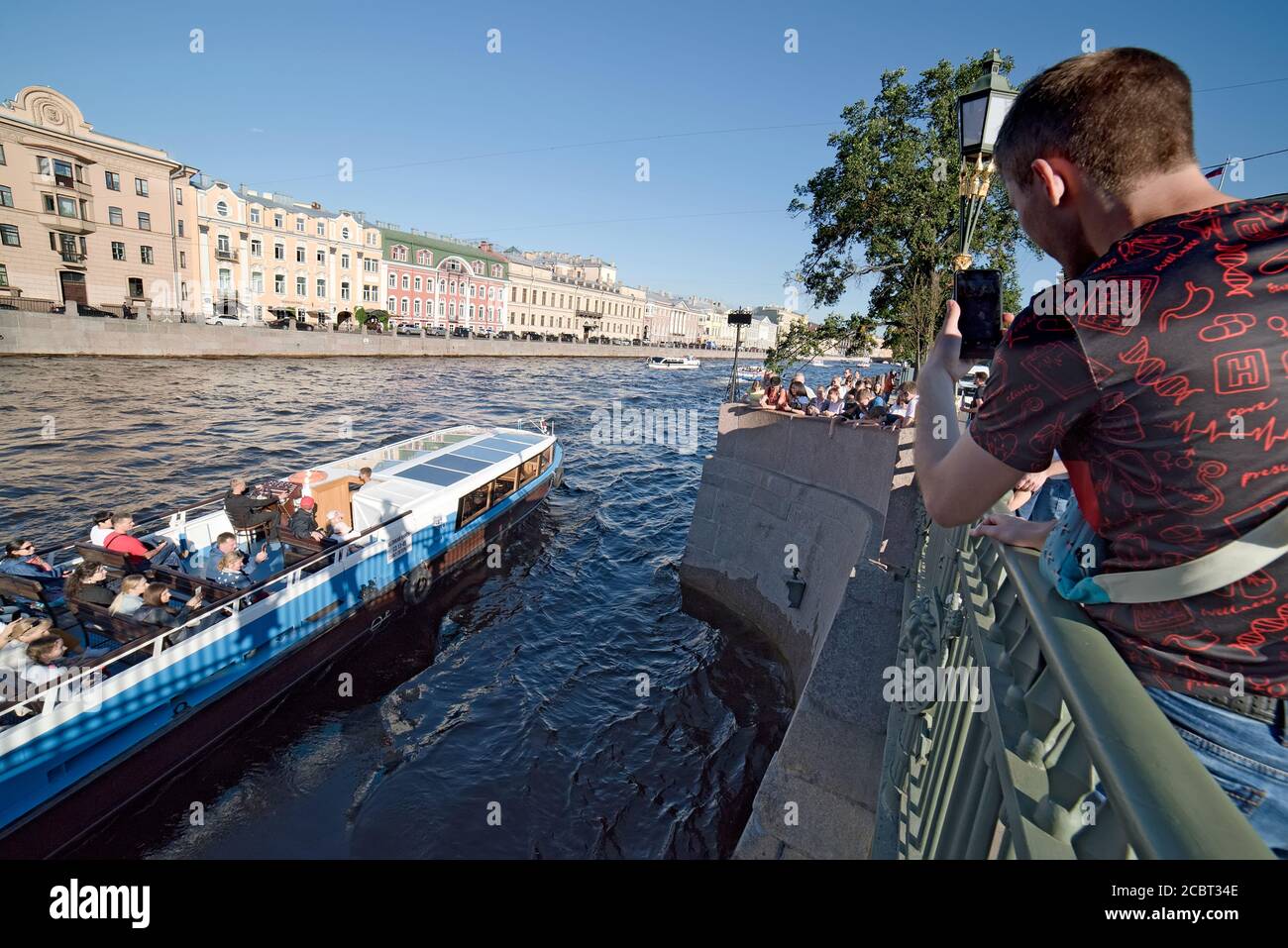San Pietroburgo, Russia – 7 agosto 2020: I turisti guardano alla piccola scultura in bronzo degli uccelli Chizhik-Pyzhik. Foto Stock