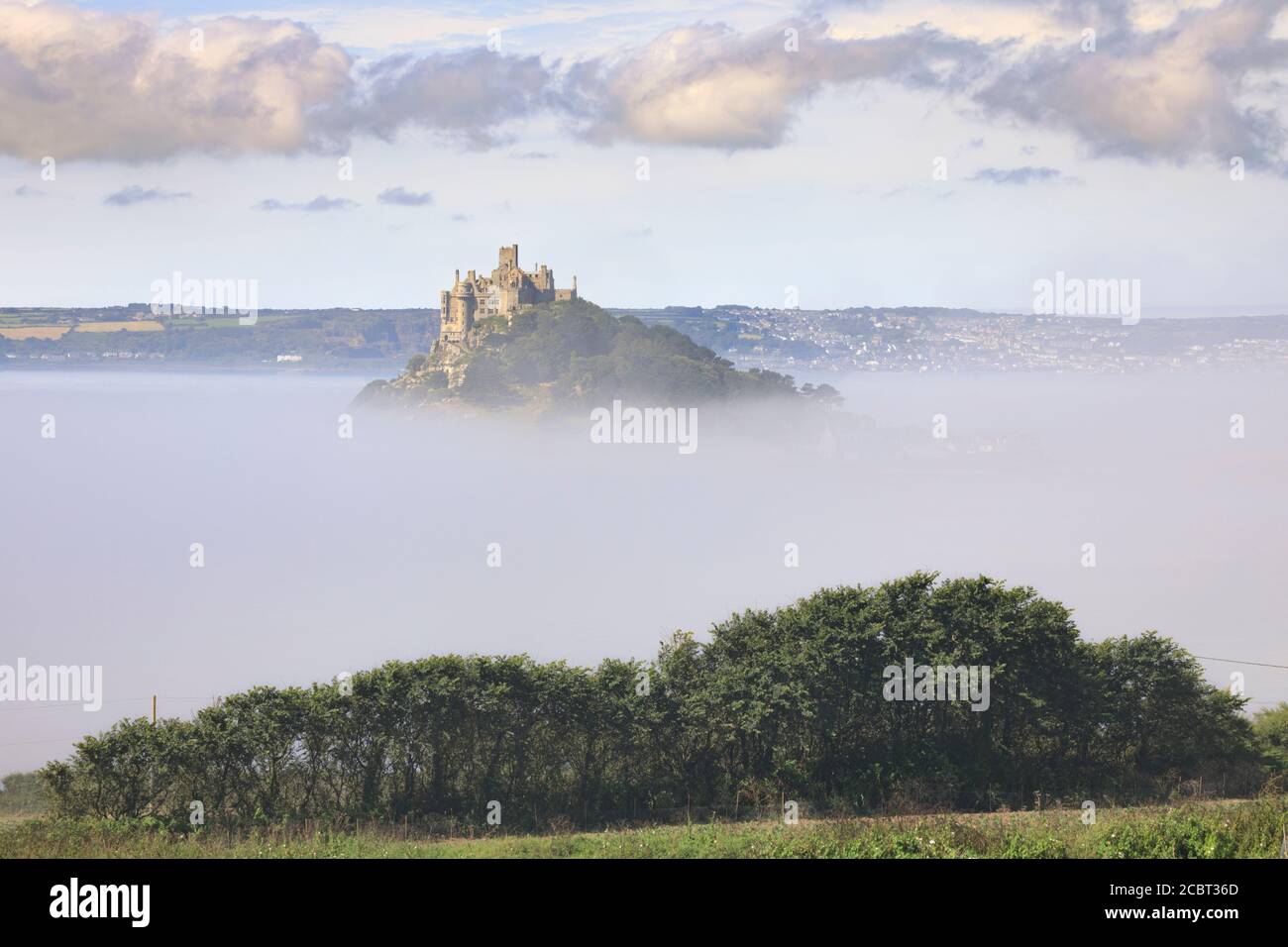 St Michael's Mount in Cornovaglia catturato in una mattina misteriosa all'inizio di agosto. Foto Stock