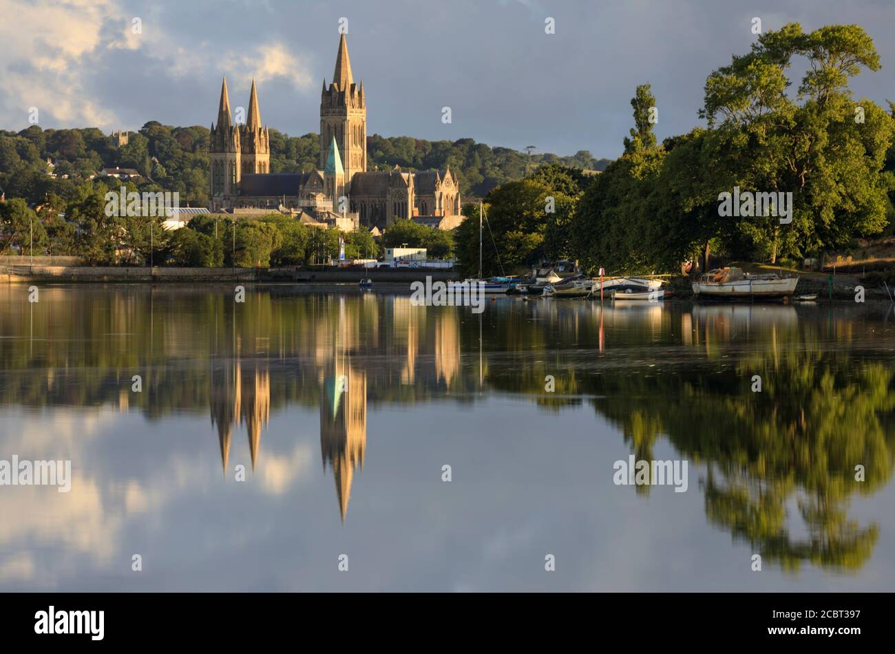 La Cattedrale di Truro si riflette nel fiume Truro. L'immagine catturata dal Boskawen Park una mattina all'inizio di agosto. Foto Stock