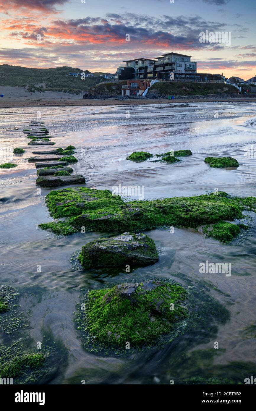 Le pietre di passo om Perranporth Beach in Cornovaglia catturato una mattina a metà luglio. Foto Stock