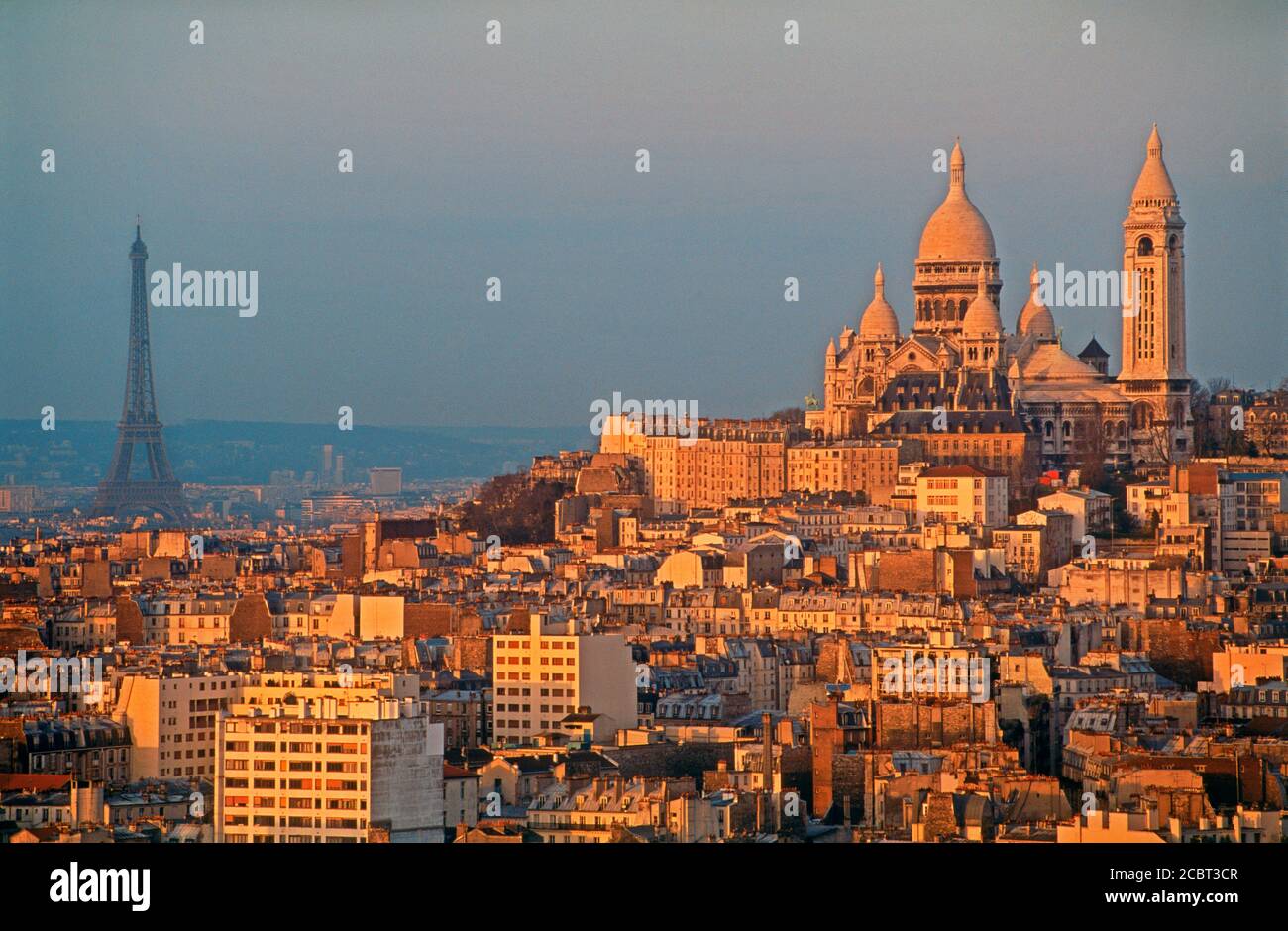 Il Sacro Cuore e la Torre Eiffel al di sopra dello skyline di Parigi a sunrise Foto Stock