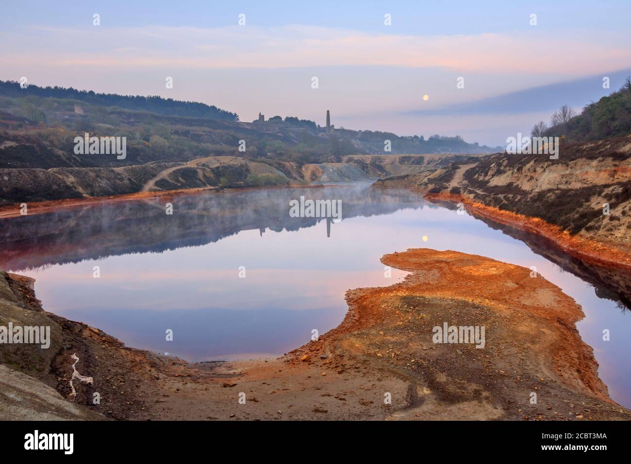 Una luna super sulla più grande delle lagune di coda nella Wheal Maid Valley, vicino a Crofthandy in Cornovaglia. Foto Stock