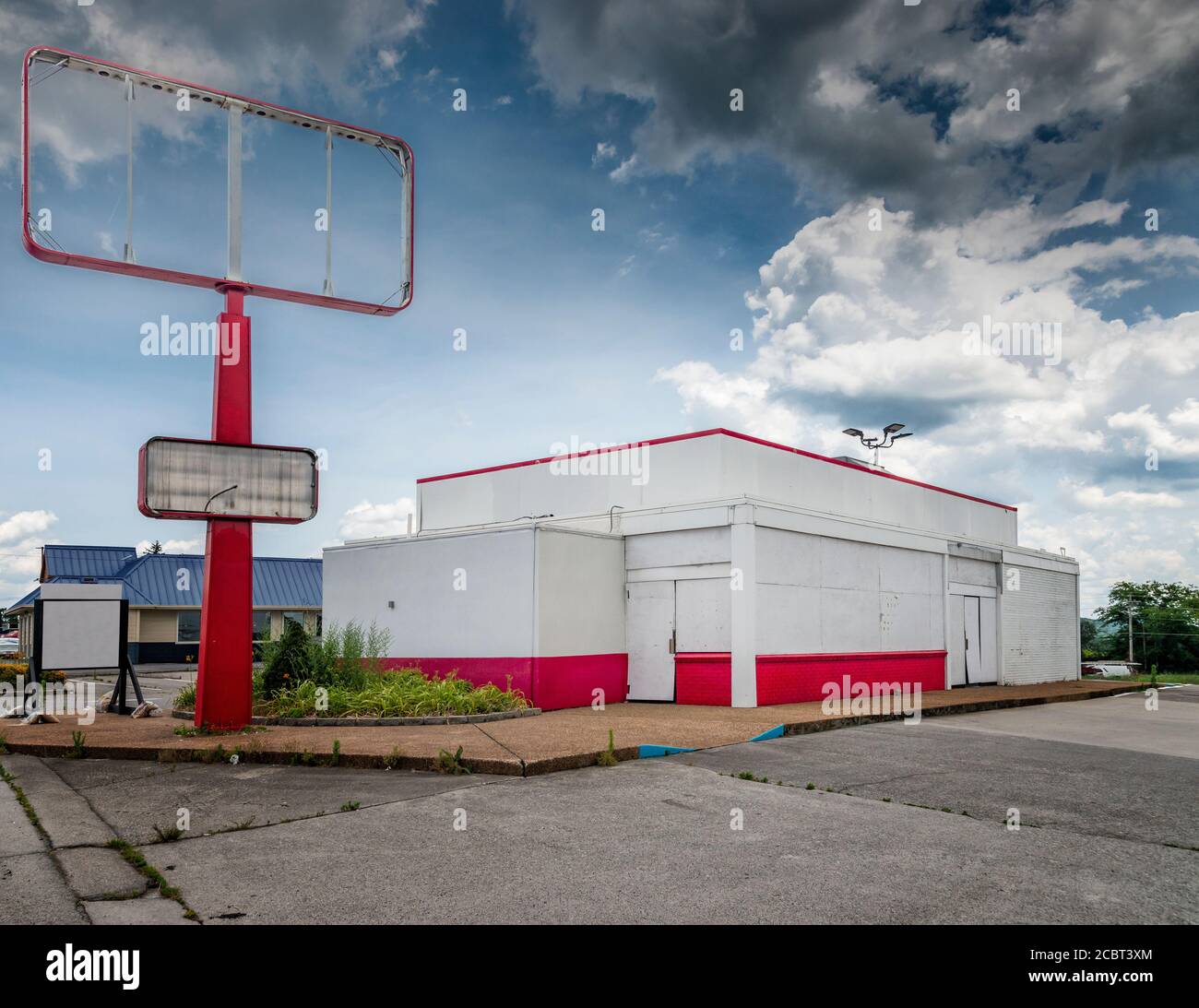 Colpo orizzontale di un ristorante fast food fallito che è stato un altro Pandemic business casualty. Foto Stock