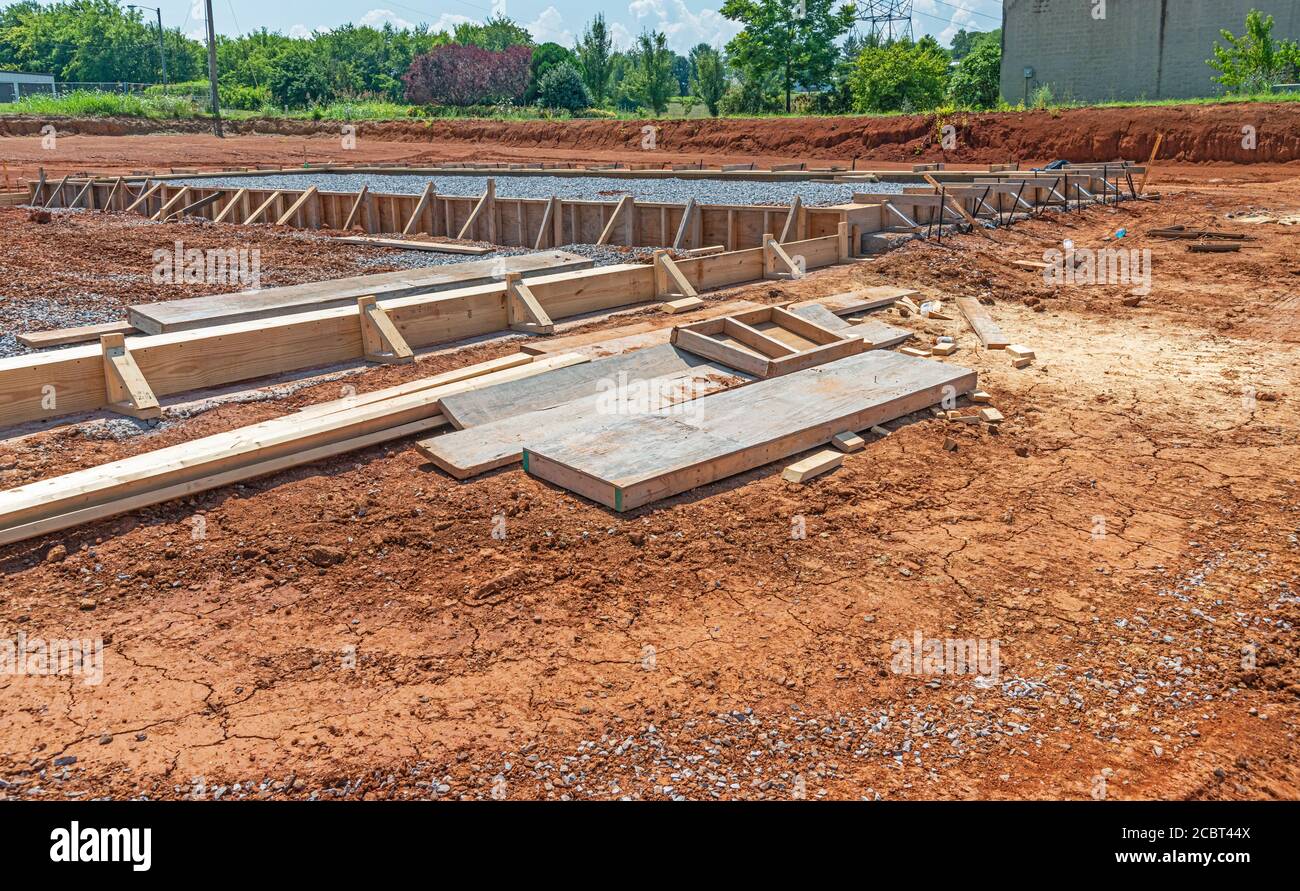 Getto orizzontale di tavole assemblate in un cantiere per la colata di una lastra di calcestruzzo. Foto Stock