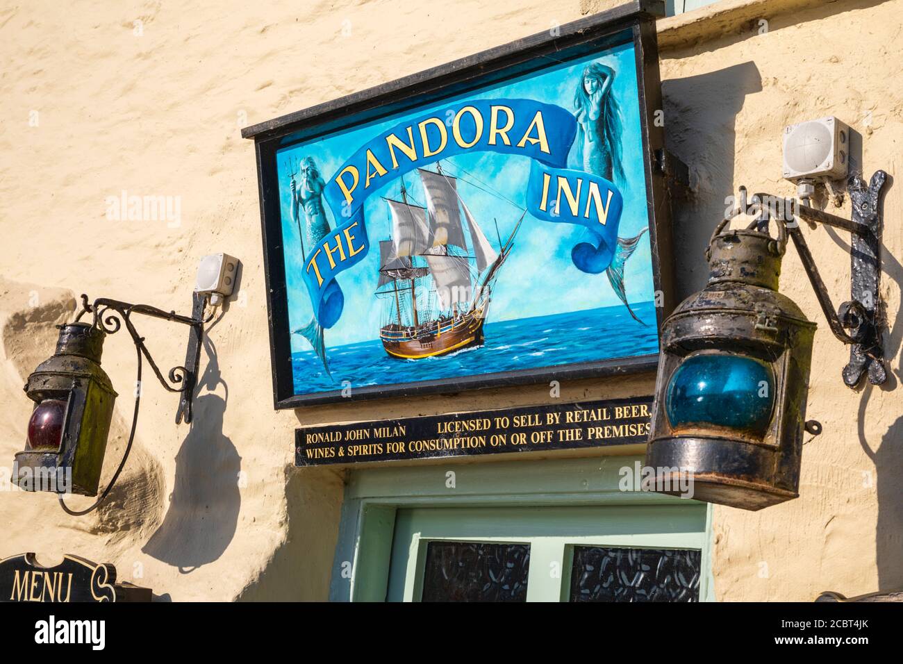 Un segno sopra la porta principale nel Pandora Inn sul torrente Rastronguet vicino a Mylor in Cornovaglia. Foto Stock