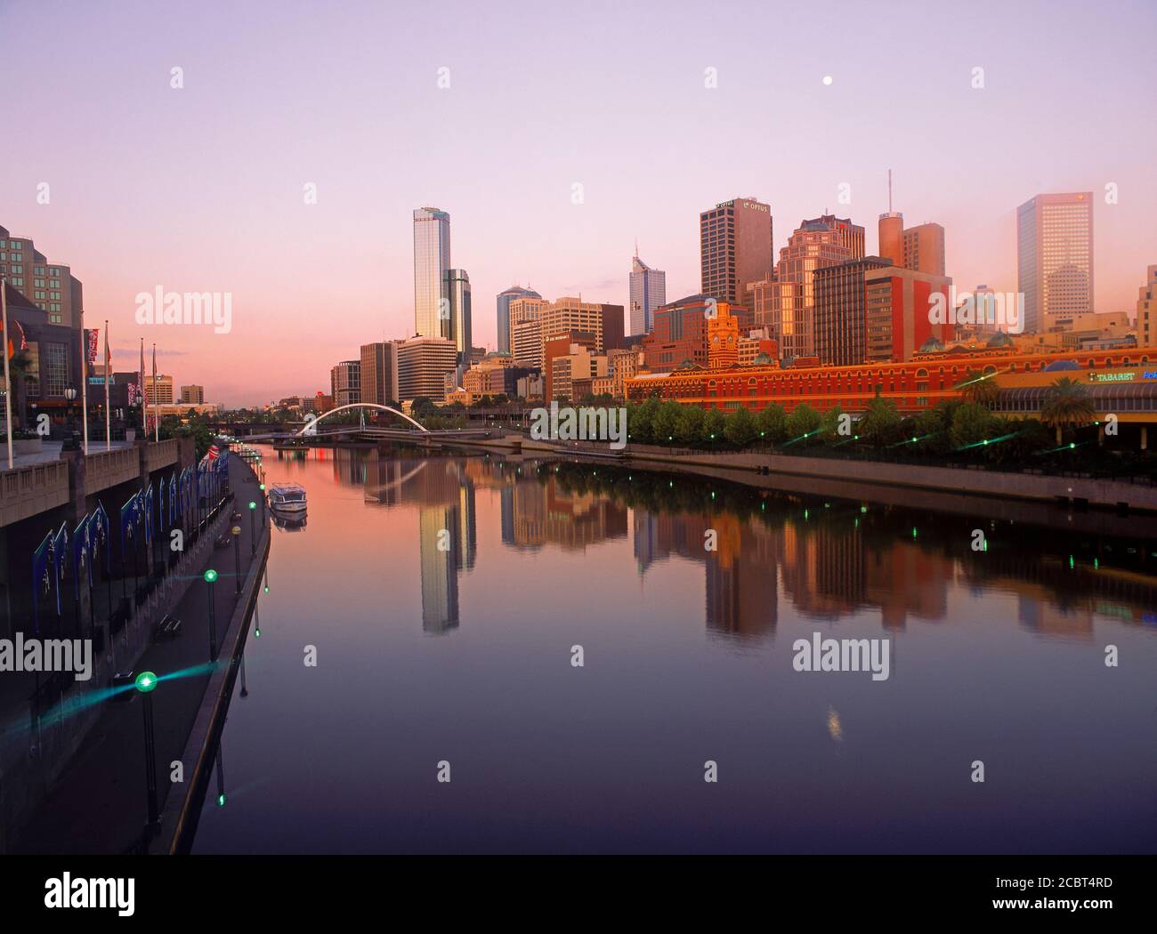 Il Distretto Centrale degli Affari riflette sul Fiume Yarra di Melbourne all'alba Foto Stock