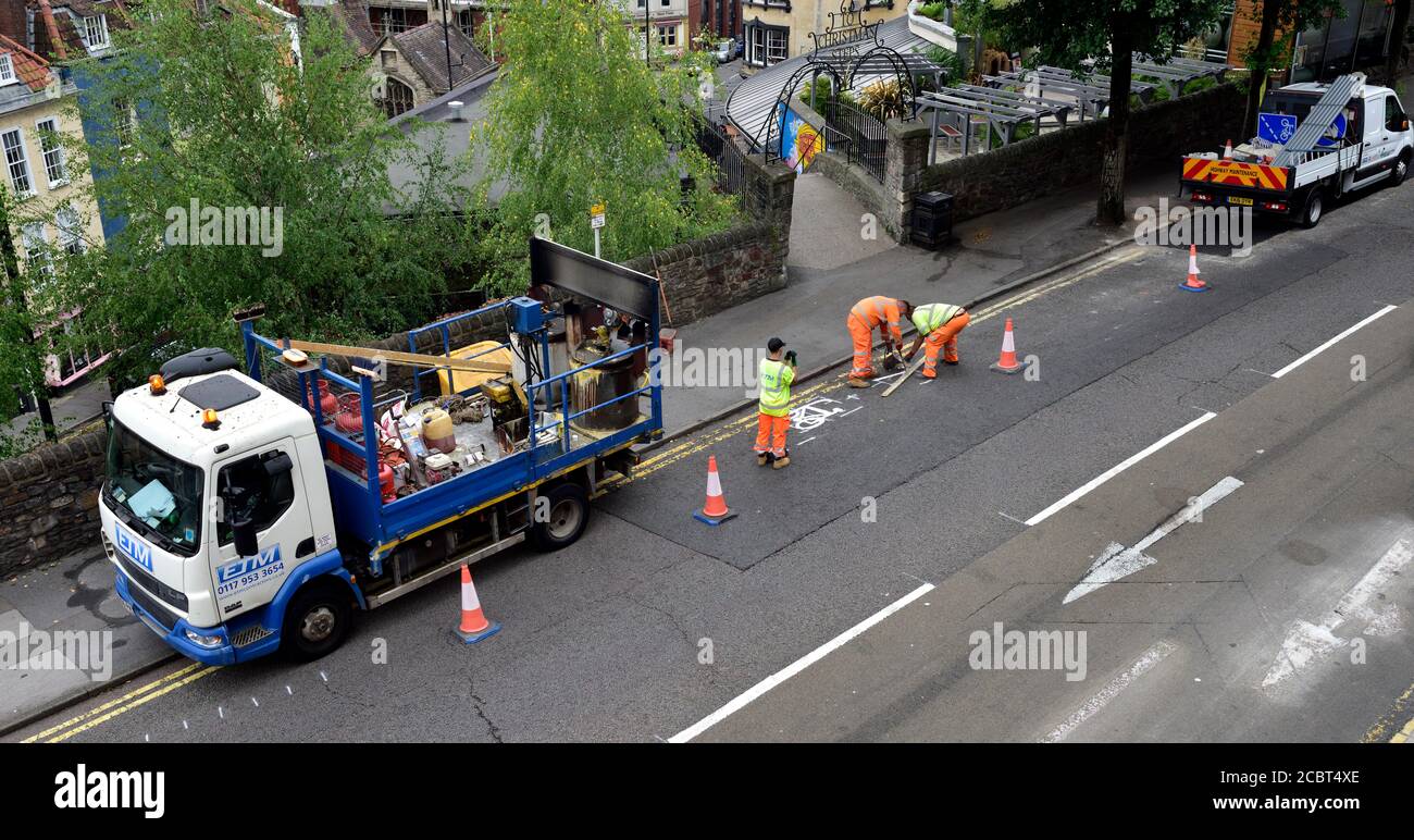 Simbolo di verniciatura dell'operatore per la corsia di scorrimento su strada da blocco a blocco fuori dal traffico Foto Stock