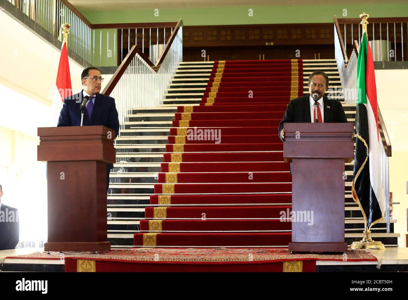 Khartoum, Sudan. 15 agosto 2020. Il primo ministro sudanese Abdalla Hamdok (R) e il suo omologo egiziano Mostafa Madbouly hanno partecipato ad una conferenza stampa congiunta a Khartoum, Sudan, il 15 agosto 2020. Il Sudan e l'Egitto hanno ribadito sabato l'importanza di raggiungere un accordo vincolante sulla Grande Diga rinascimentale etiope (GERD) con l'impegno a negoziare la soluzione della controversia. Credit: Mohamed Khidir/Xinhua/Alamy Live News Foto Stock