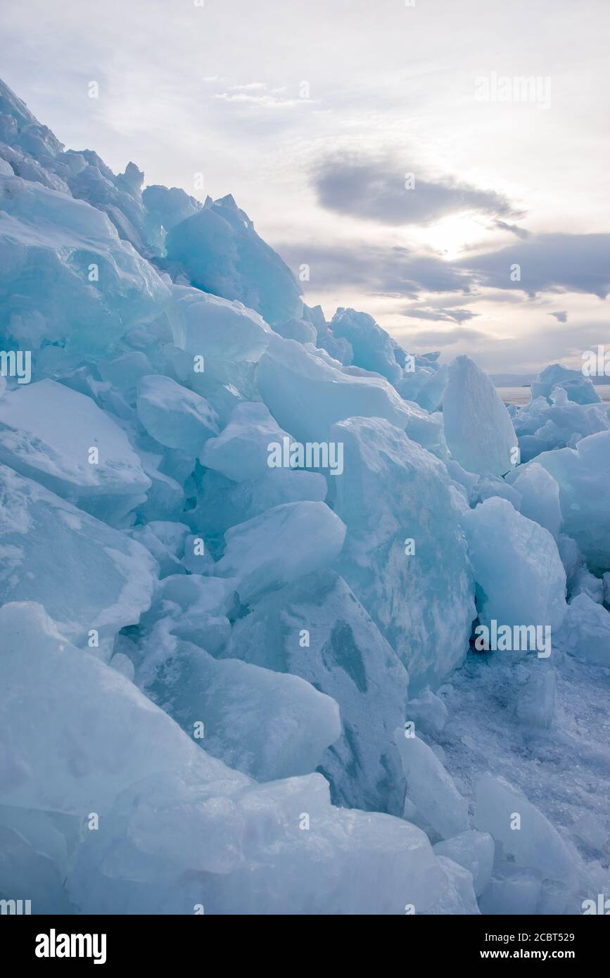 Blocchi di ghiaccio sul Lago Baikal, Russia Foto Stock